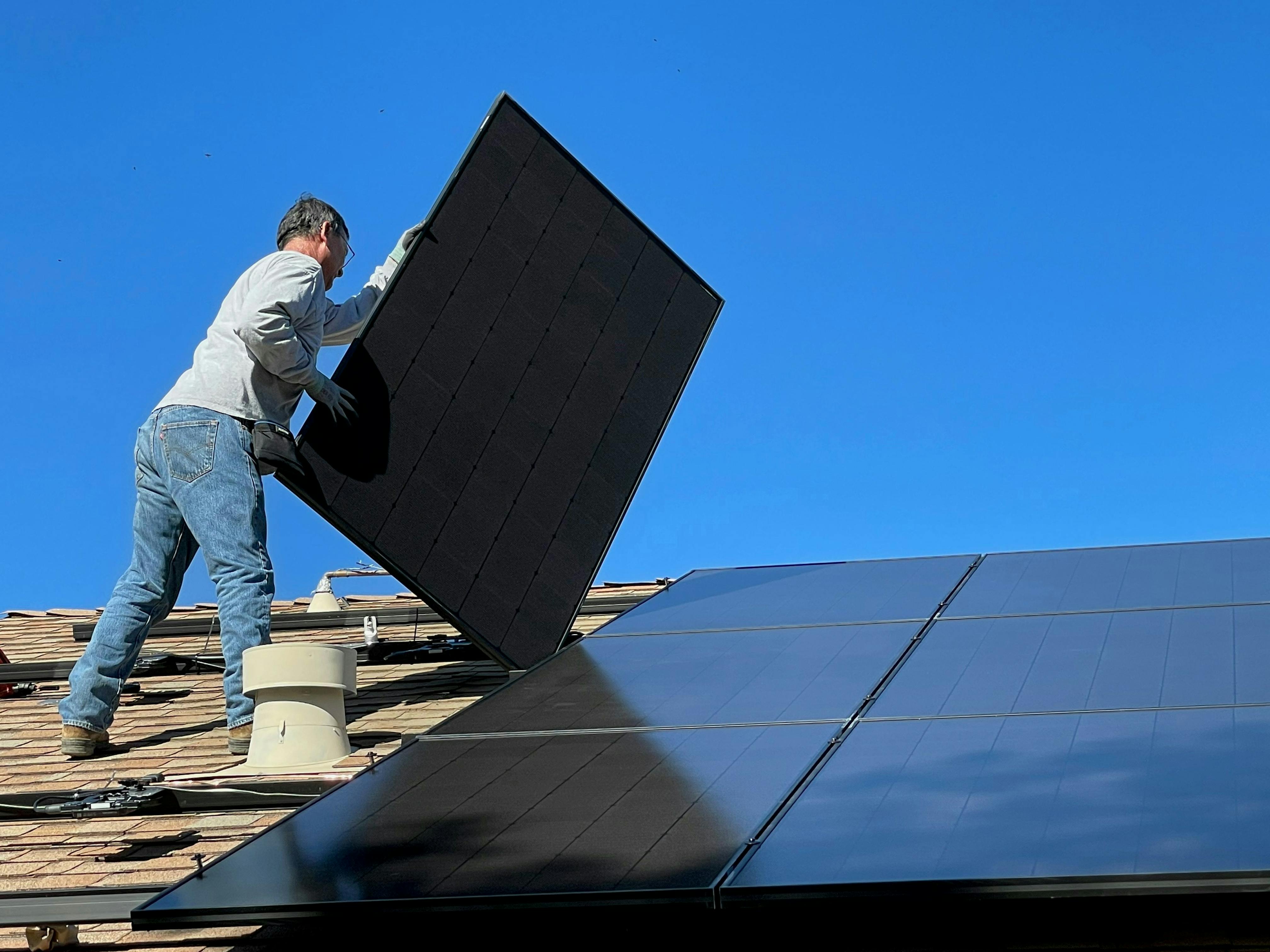 Fra 2026 fjerner regeringen to regler, der har gjort det besværligt for kommuner at sætte solceller på tagene. Foto: Bill Mead på Unsplash