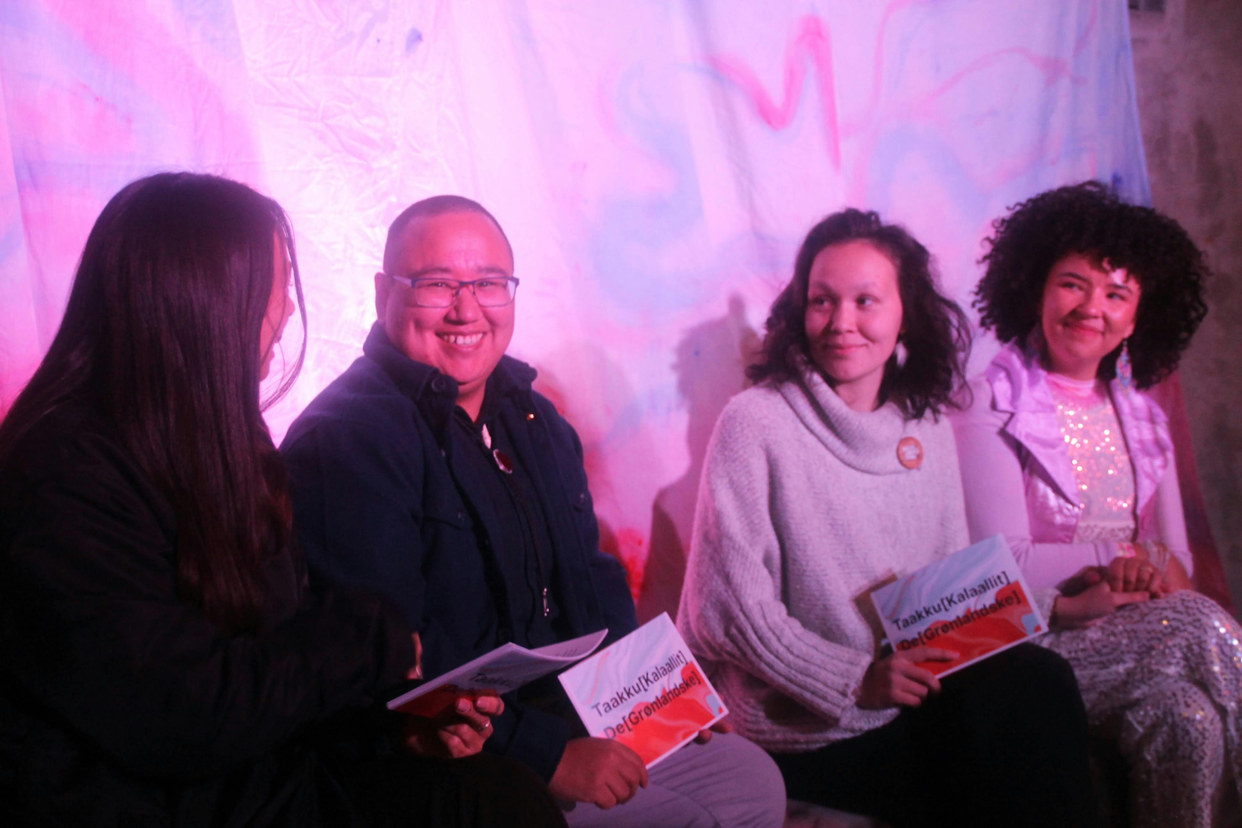 Forfatterne var badet i lyserødt lys, men der var pyntet op i hvidt og blå – sne og is og himmel. Det er grønlandske farver, som en af aftenens oplæsere sagde. Foto: Benita Minka 