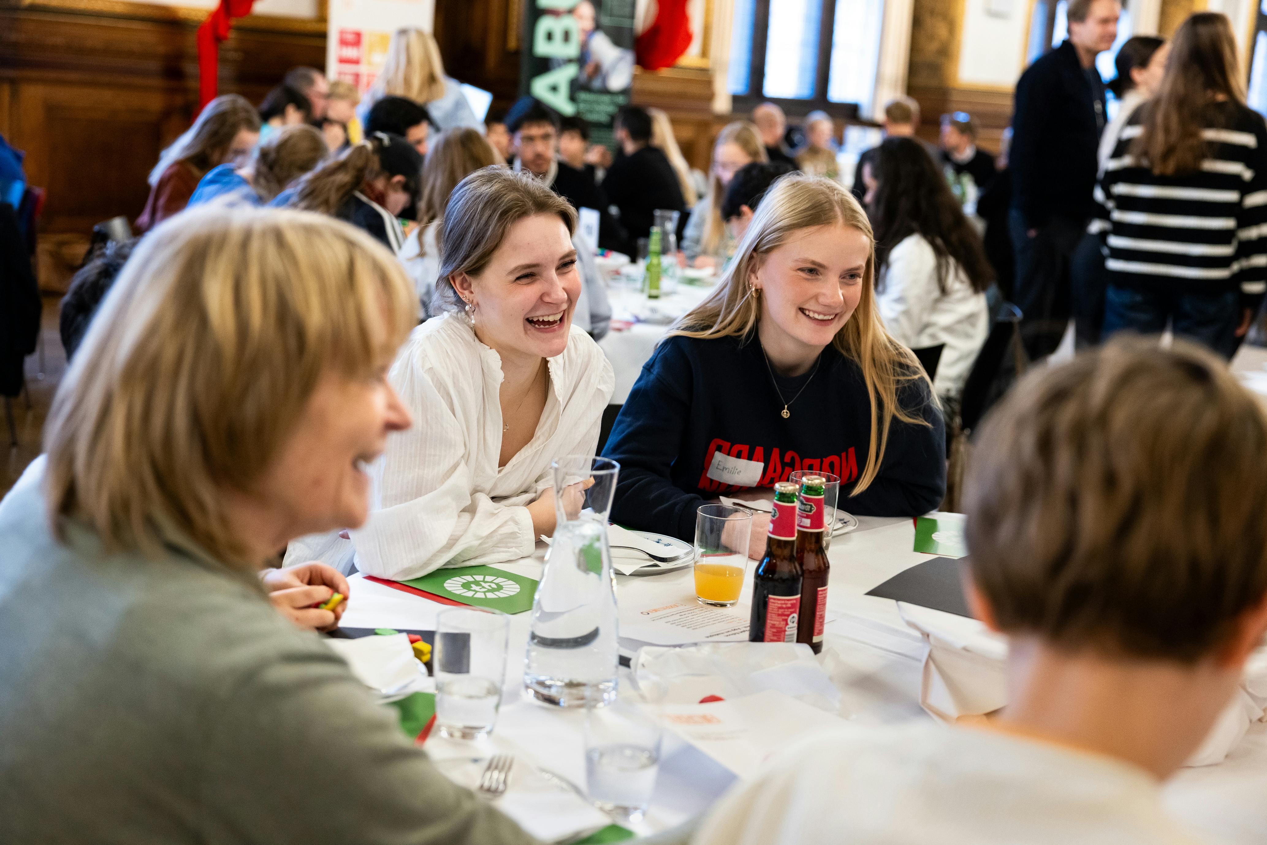Den smukke festsal på Københavns Rådhus sprudlede af liv og kreative idéer, da 140 børn og unge var samlet til Verdenstimen. Foto: Jacob Crawfurd
