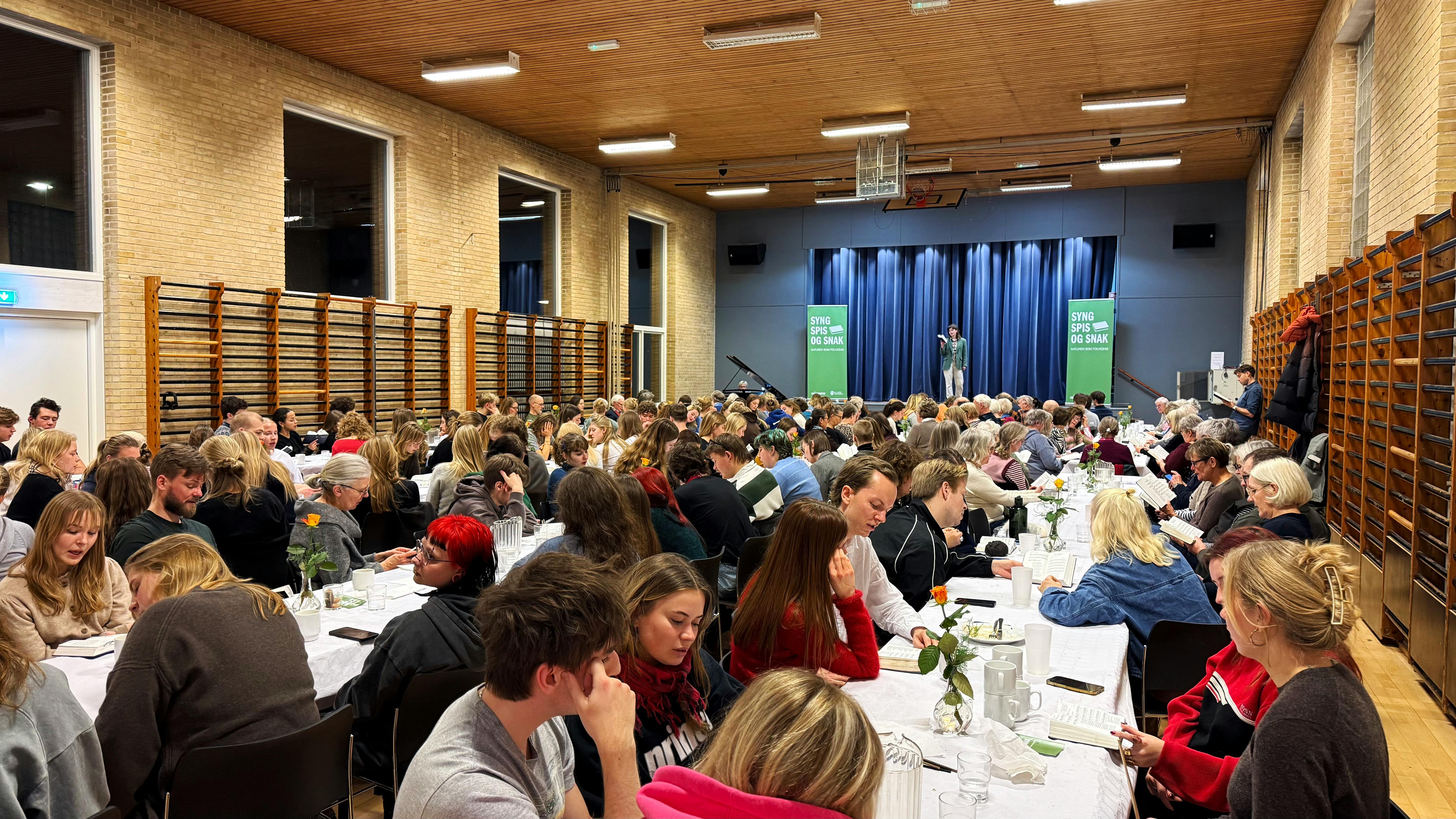 Klima og folkeligt oprør for en grønnere fremtid var genstand for fællessangen på Grundtvigs Højskole i Nordsjælland. Foto: Oliver Wollenberg Christensen