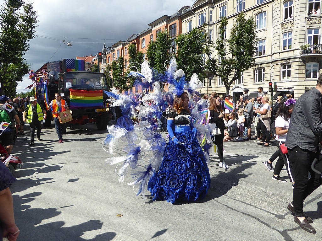 Som den første Pride-parade i verden, er alle køretøjerne i København i år på el. Foto: Leif jørgensen / Wikimedia Commons 