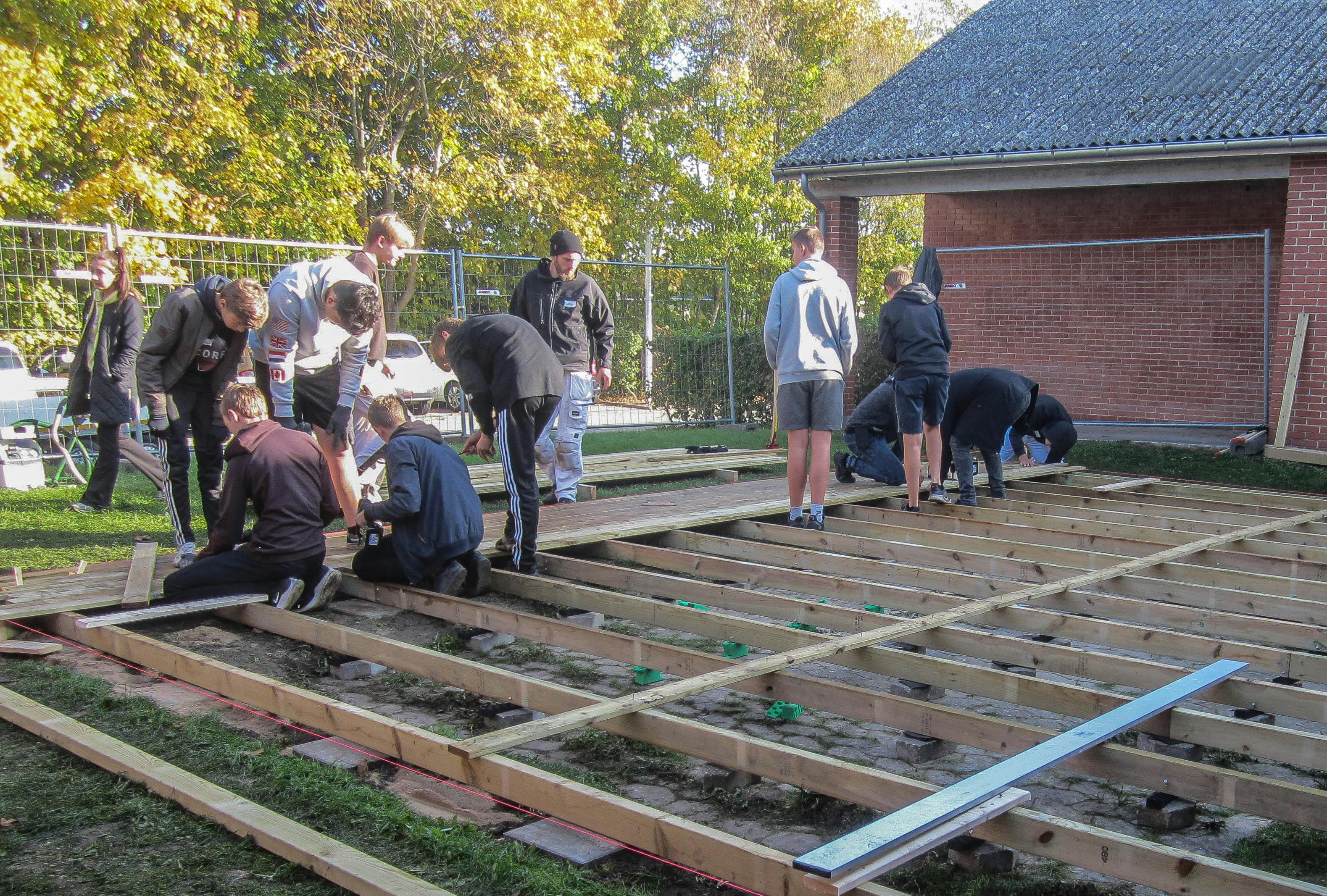Tømrevirksomheden Egon Olsen & Søn hjælper med at bygge en terrasse på den lokale skole. Projektet skal være med til at vise eleverne, hvad håndværksfaget kan. Foto: Egon Olsen & Søn