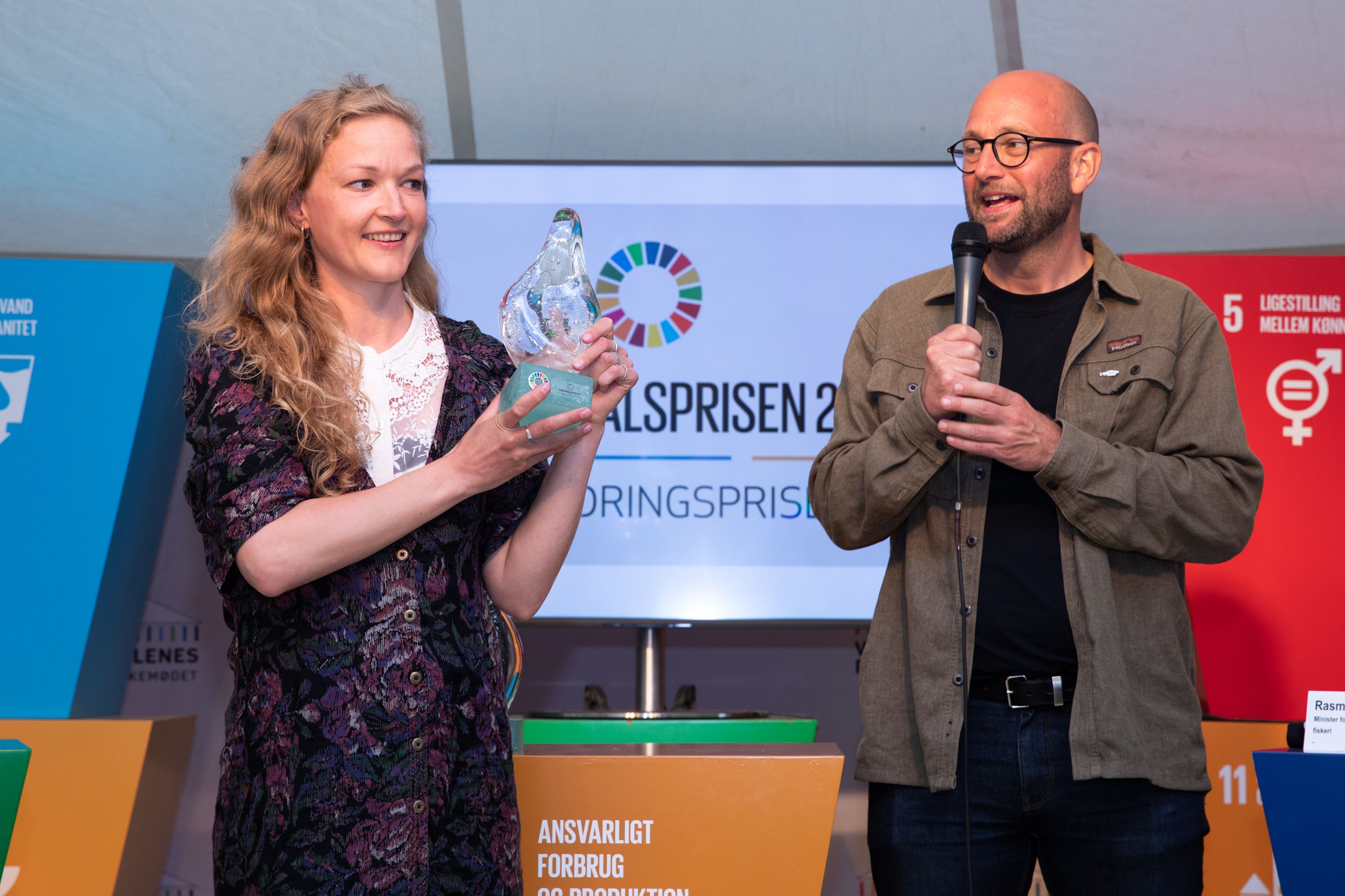 Vinderen af Forandringsprisen er Charlotte Hedevang Nielsen og fødevarerministeren. Foto: Jacob Crawfurd