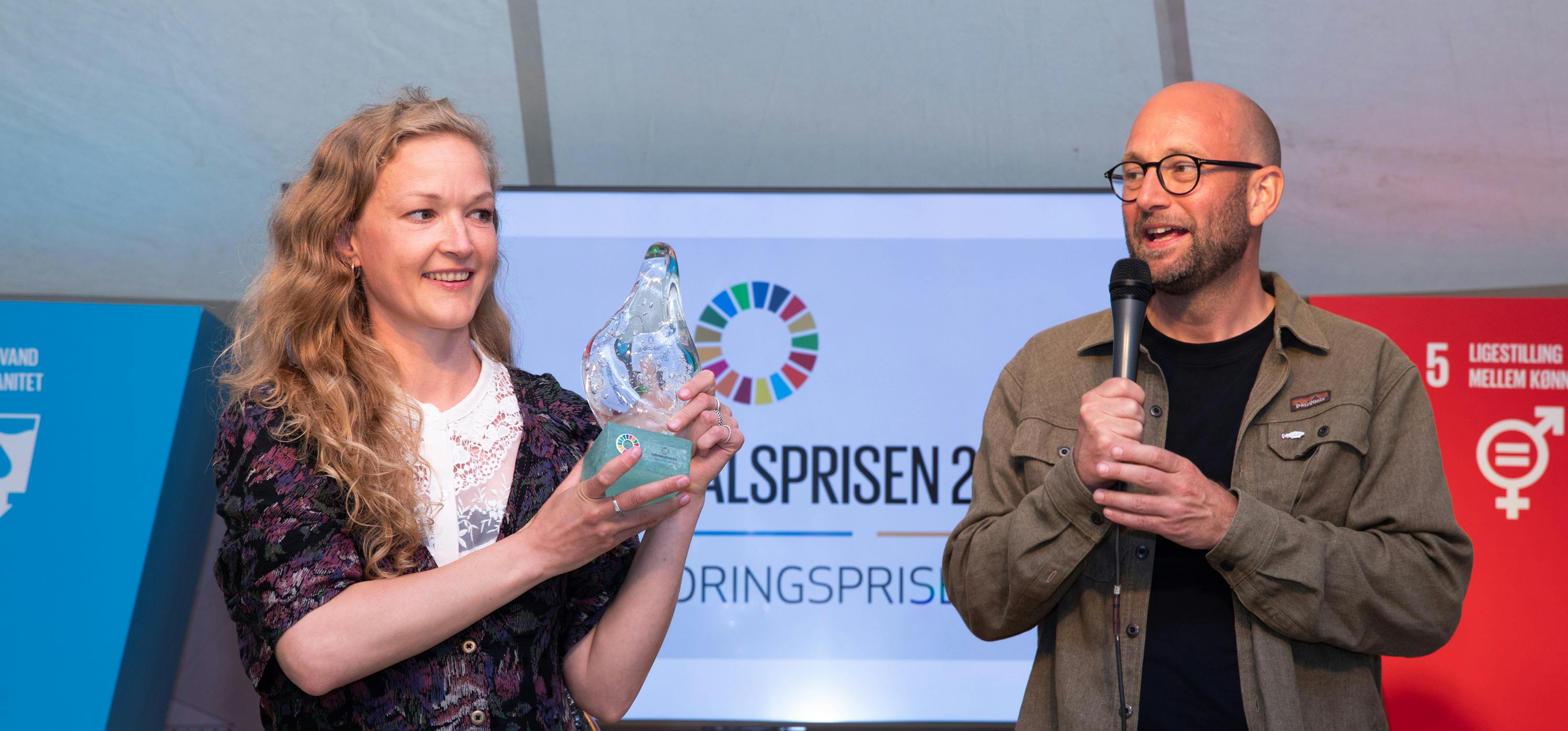 Vinderen af Forandringsprisen er Charlotte Hedevang Nielsen og fødevarerministeren. Foto: Jacob Crawfurd