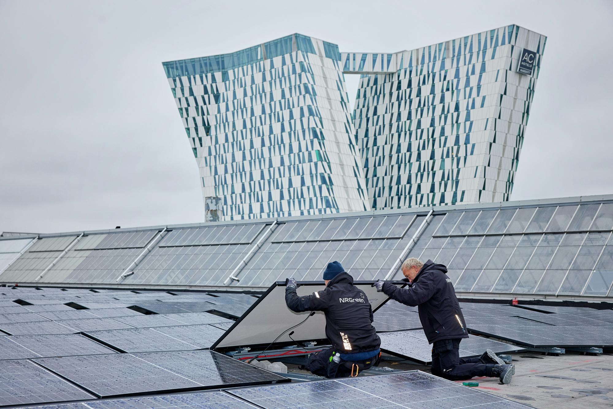 De nye solceller på Bella Centerets tag fylder to fodboldbaner. Foto: Martin Sølyst. 