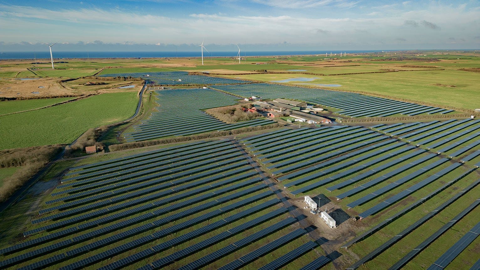 Ved den Vestjyske by Bøvlingbjerg er halvdelen af solcelleparken ejet af byens borgere. Foto: Jysk Energi
