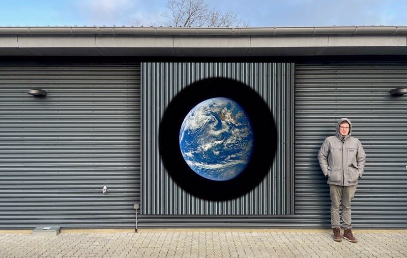 Lydværket 'jordens sang' ved købmanden i Asp er drevet af solceller, som jorden sidder på. Det er lavet af kunstnerne Bo Karberg og Birgit Løkke.  