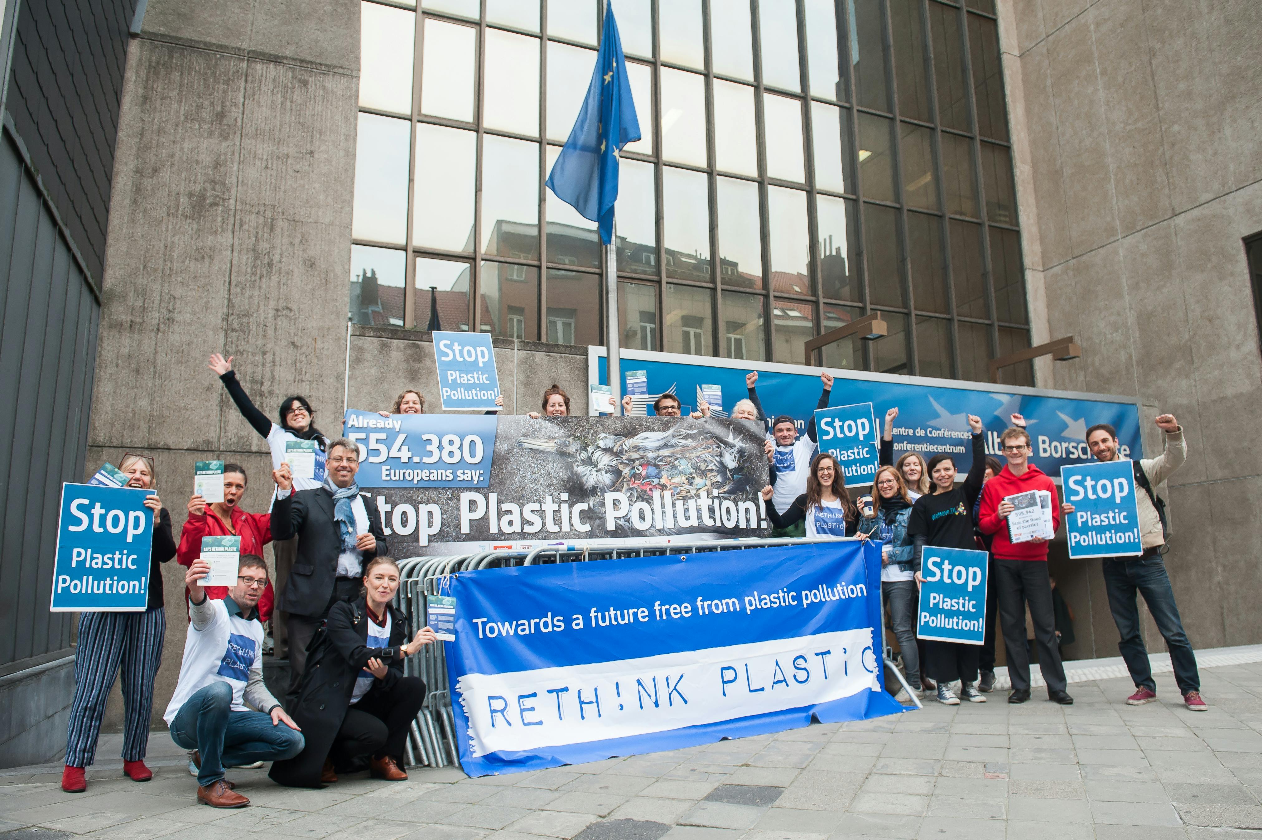 Aktivister fra den europæiske miljøorganisation Rethink Plastic demonstrerer foran EU-Kommissionen inden vedtagelsen af plastikforbuddet. Foto: CCBY campact 