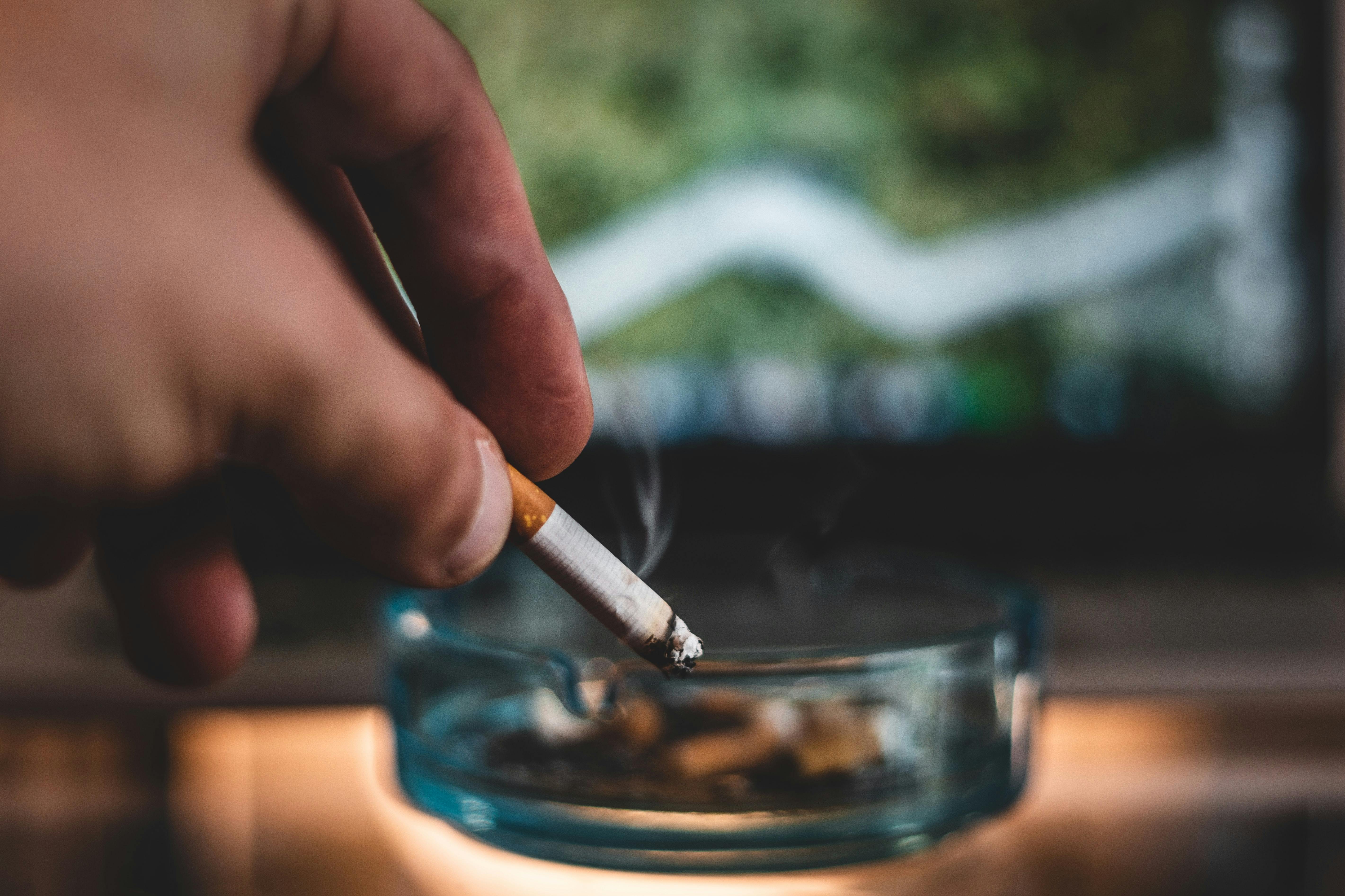 Danmark går måske meget snart i New Zealands fodspor og forbyder cigaretter for unge mennesker. Foto: Jonathan Kemper on Unsplash.
