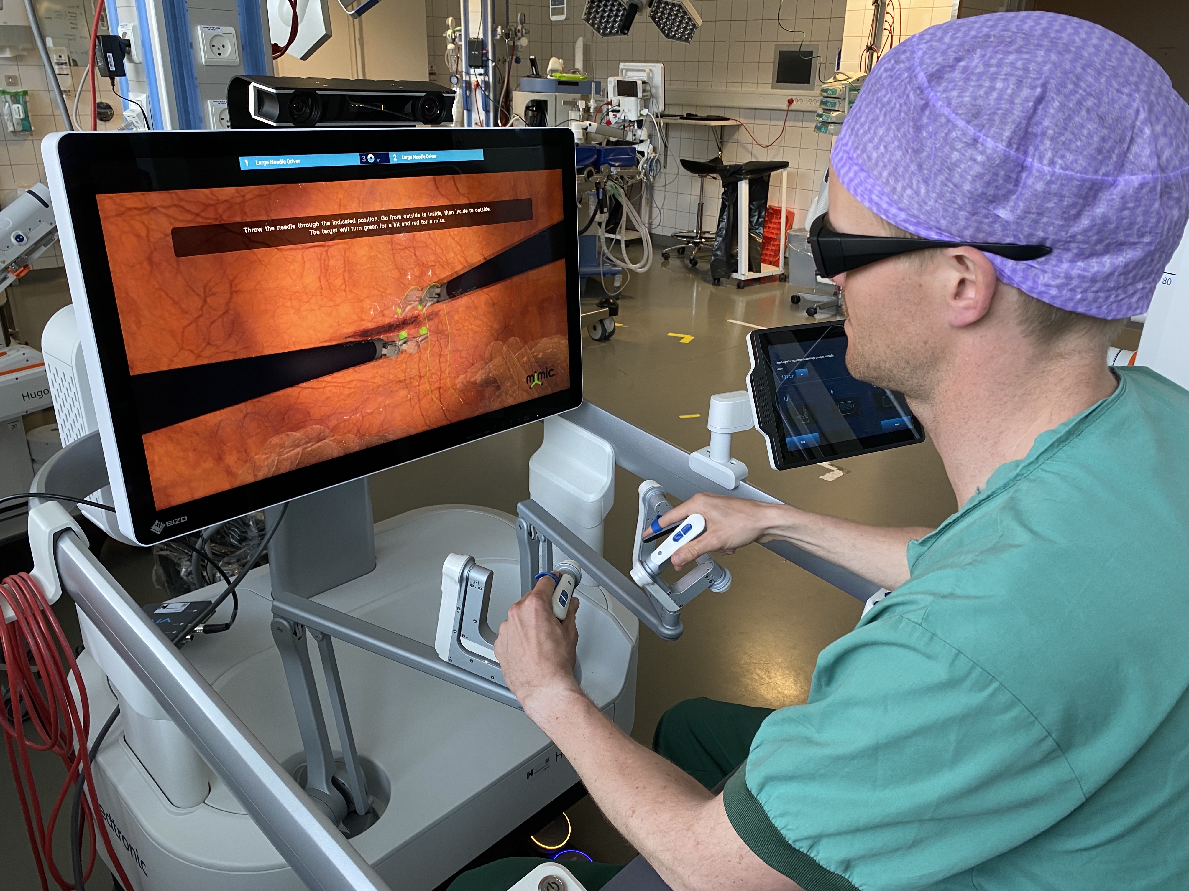 Kirurgen Torben Kjær Nielsen i en igangsat simulation med robotten HUGO. Robotten er den første af sin slags i Skandinavien og bruges til mave- tarmkirurgiske, gynækologiske og urologiske operationer. Foto: Magd Said Hawran