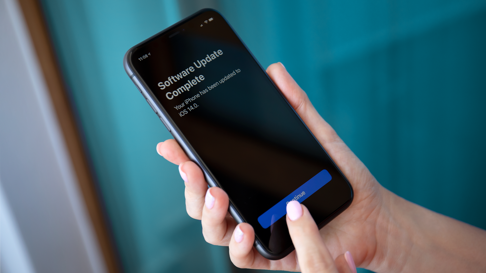 iPhone negro mostrando que se completó una actualización exitosa.
