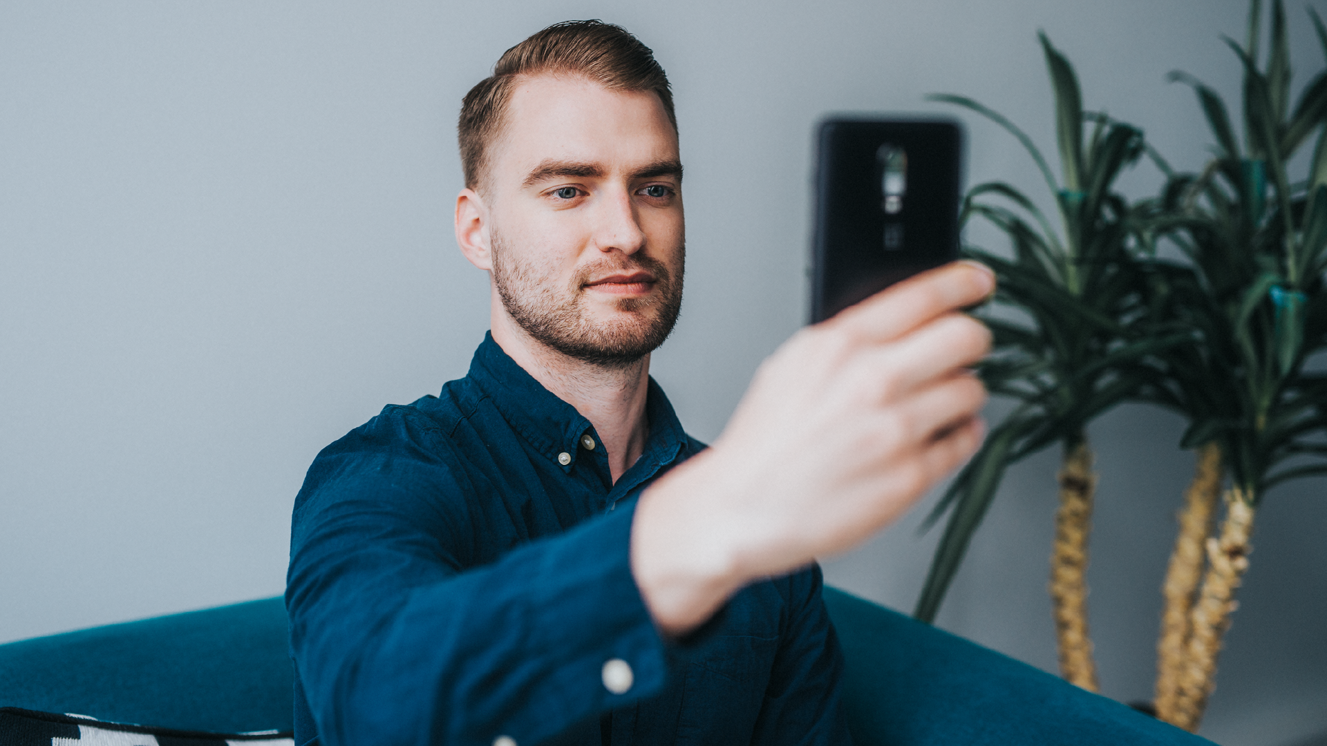 Un hombre bien arreglado, tomándose una selfie para fines de verificación.