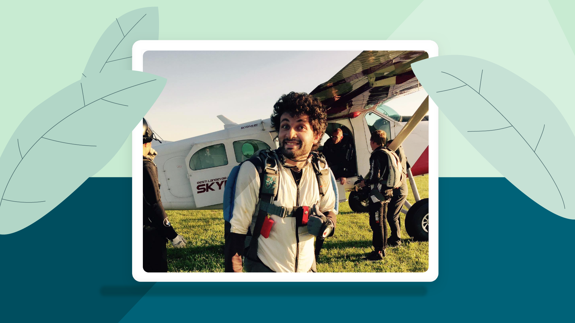 Um homem sorridente com os polegares para cima em pé do lado de fora de um avião.