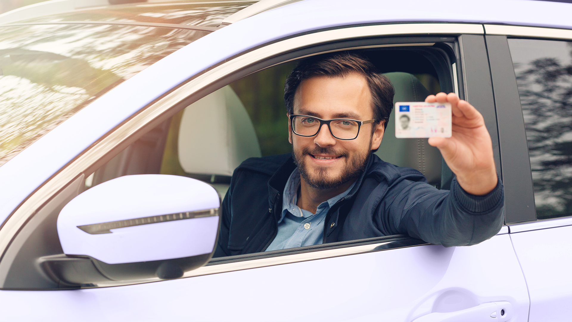 Un hombre mostrando su licencia de conducir