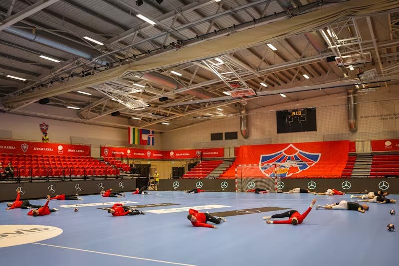 LED skjár meðfram íþróttavelli frá Hljóð- og myndlausnum Origo. Ljósmyndari Hafliði Breiðfjörð