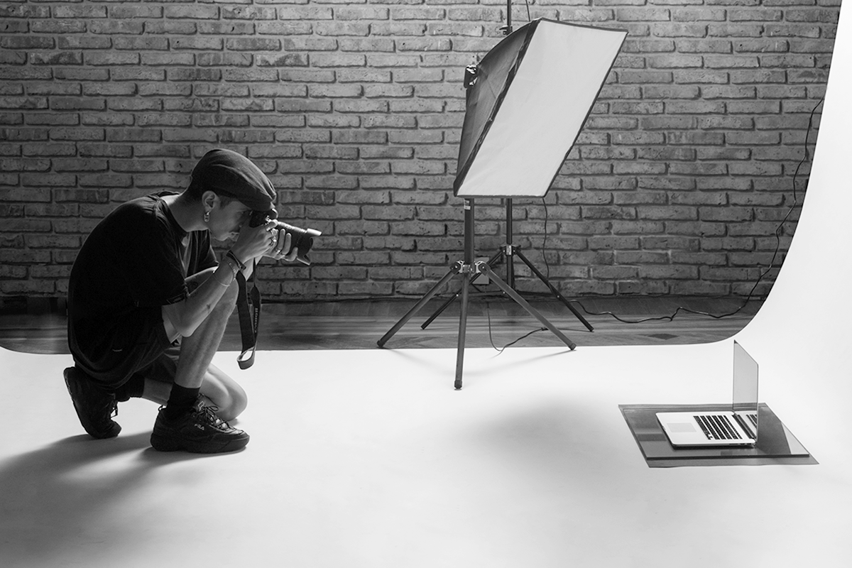 Fotógrafo tomando una fotografía de una computadora