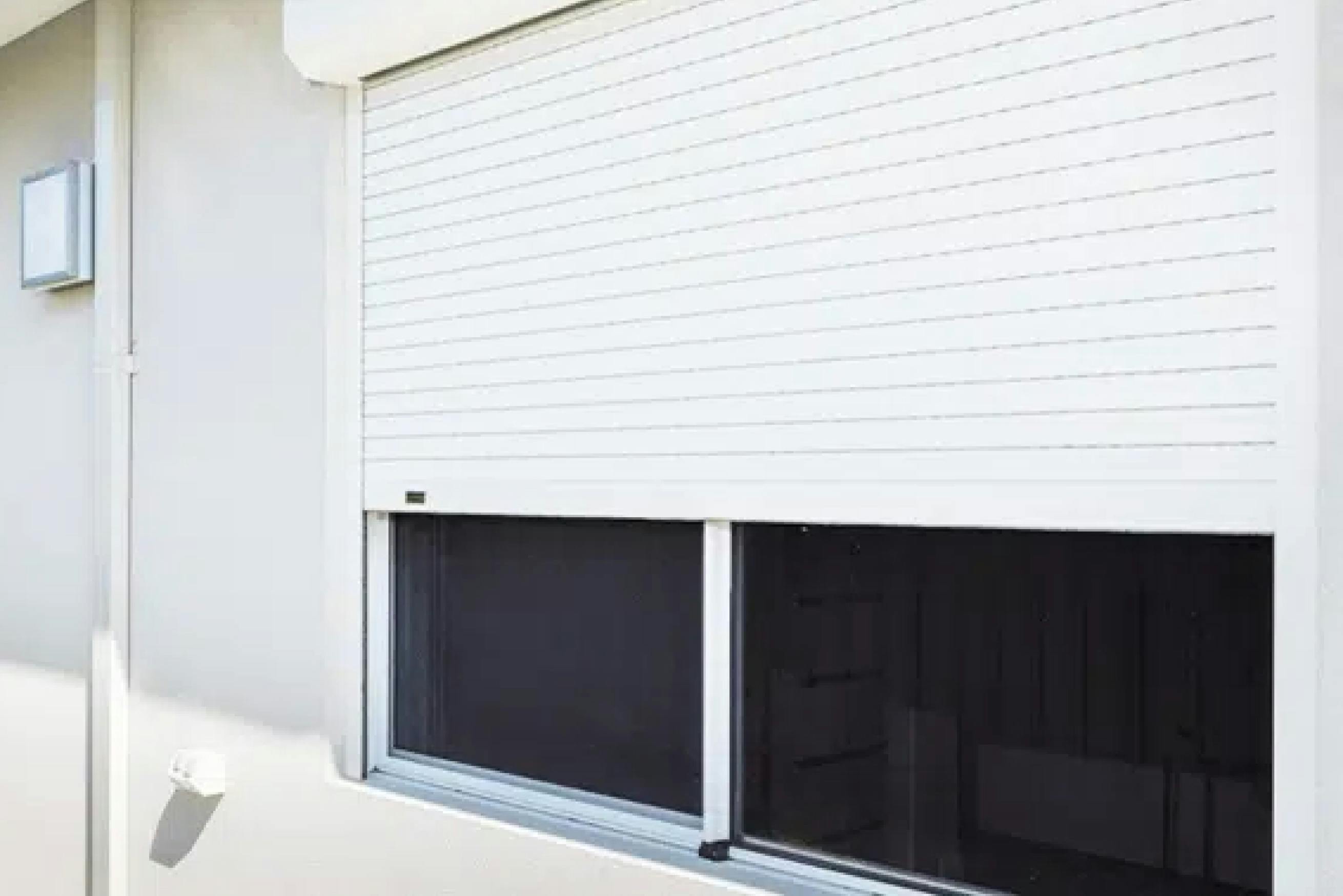 Retrato da manutenção de uma persiana externa