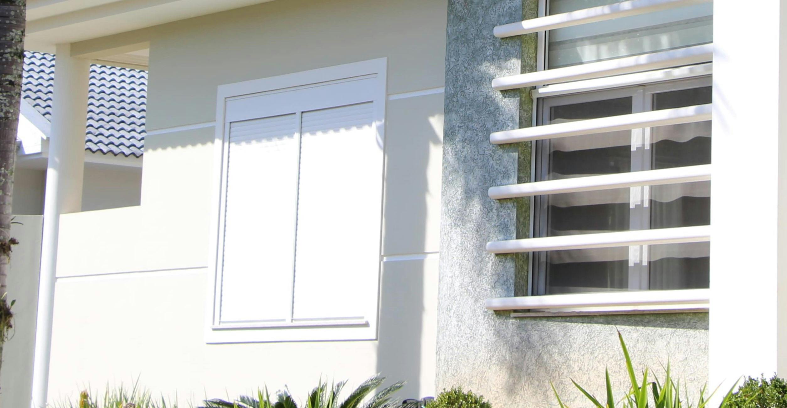 Casa com persianas externas instaladas