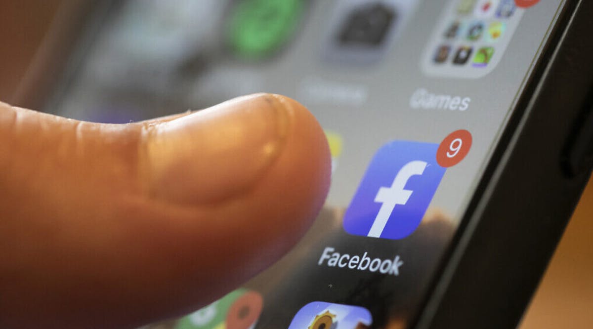 iPhone displays the Facebook app