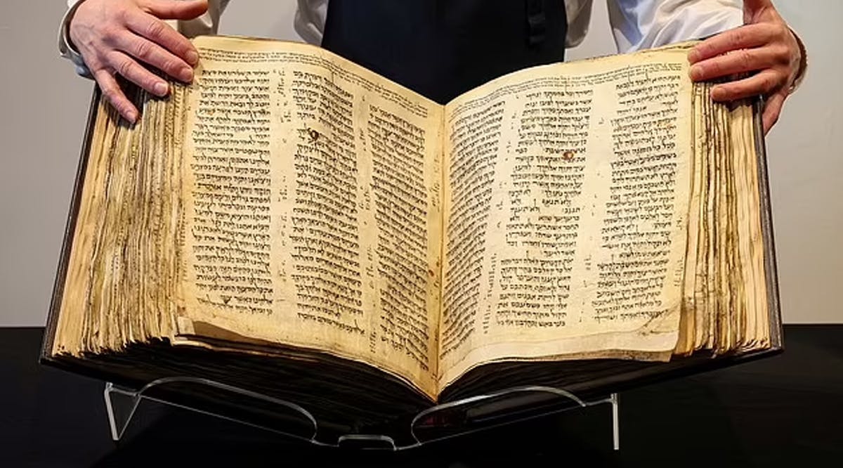 Hidden Bible chapter written 1,500 years ago by using UV light