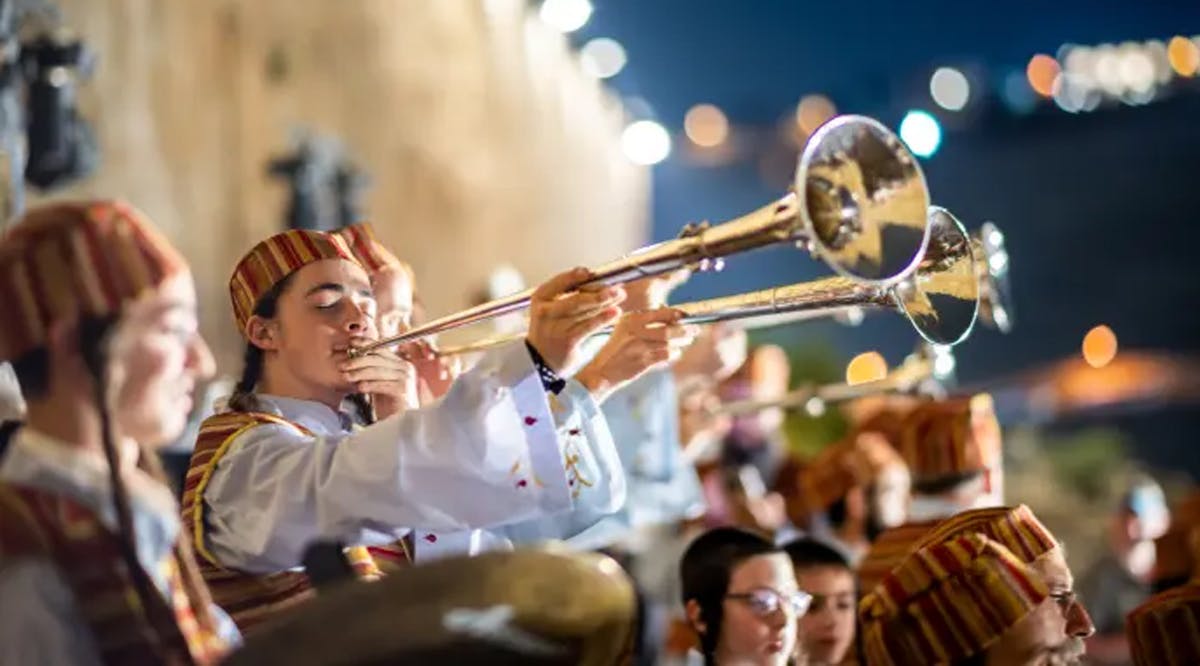 Levites play trumpets along the Temple Mount's southern wall