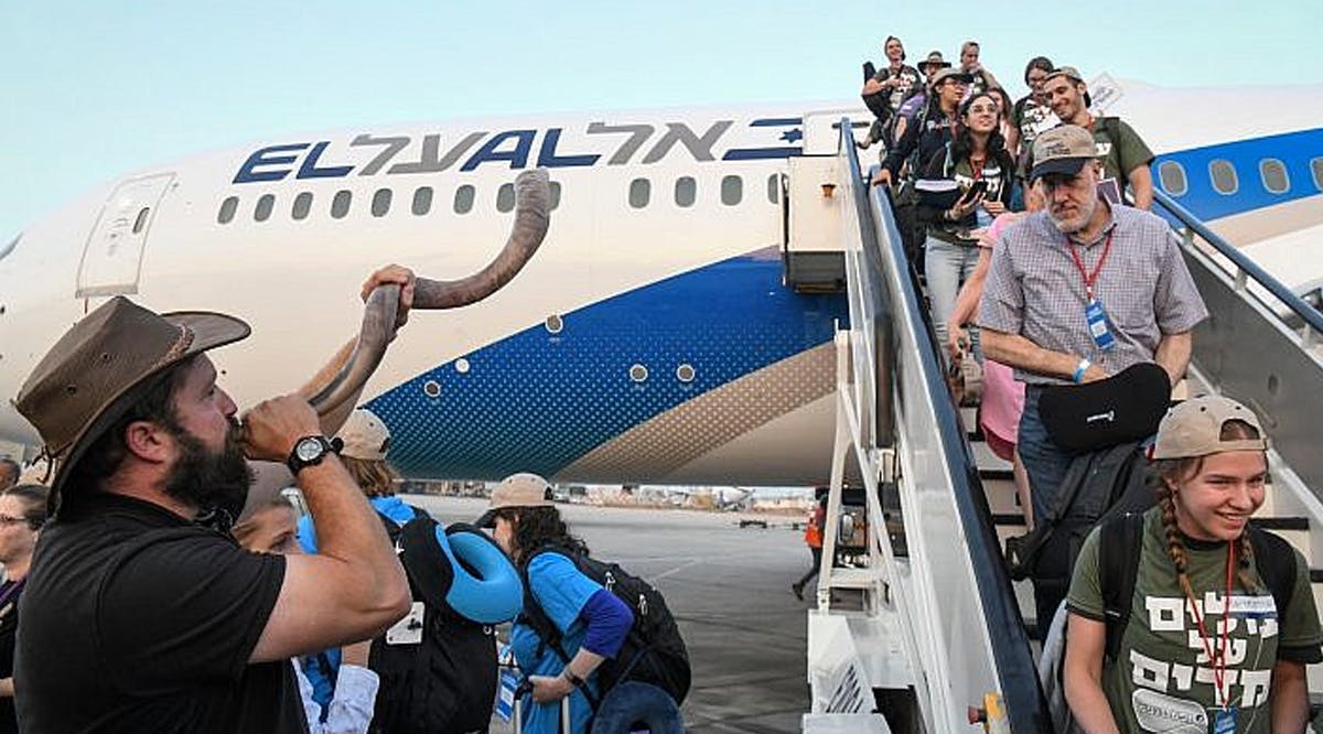 New immigrants from North America arrive on a special aliyah flight arranged by the Nefesh B'Nefesh organization, at Ben Gurion International Airport