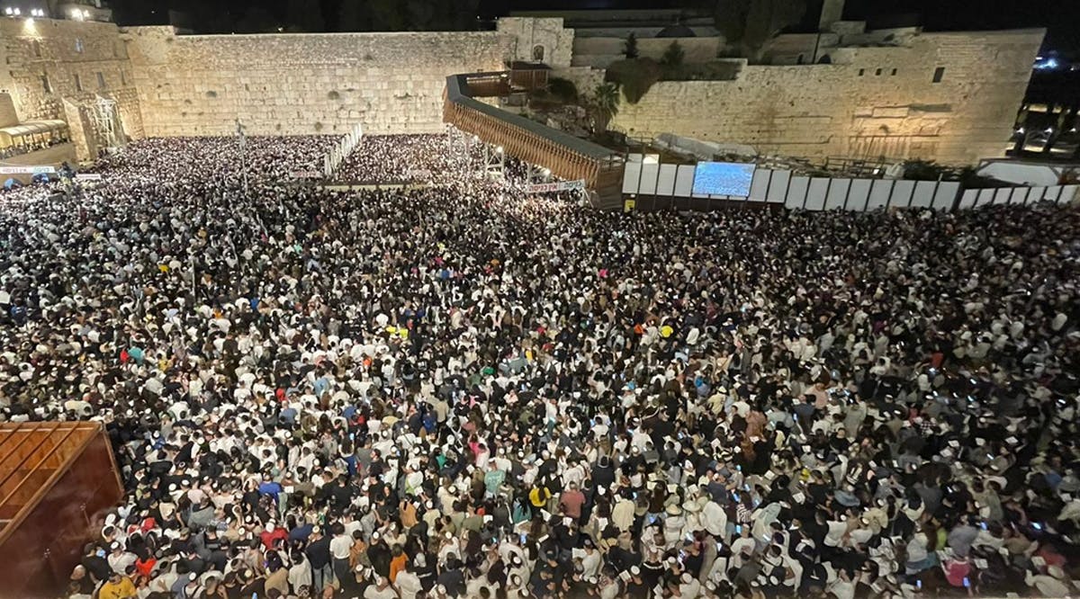 Tens of thousands gather at the Western Wall in Jerusalem's Old City for final 'selichot' services before Yom Kippur