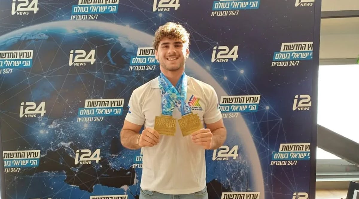 Haniel Schucman showing his gold medal from the Jiu-Jitsu World Championship in Greece (Photo courtesy)