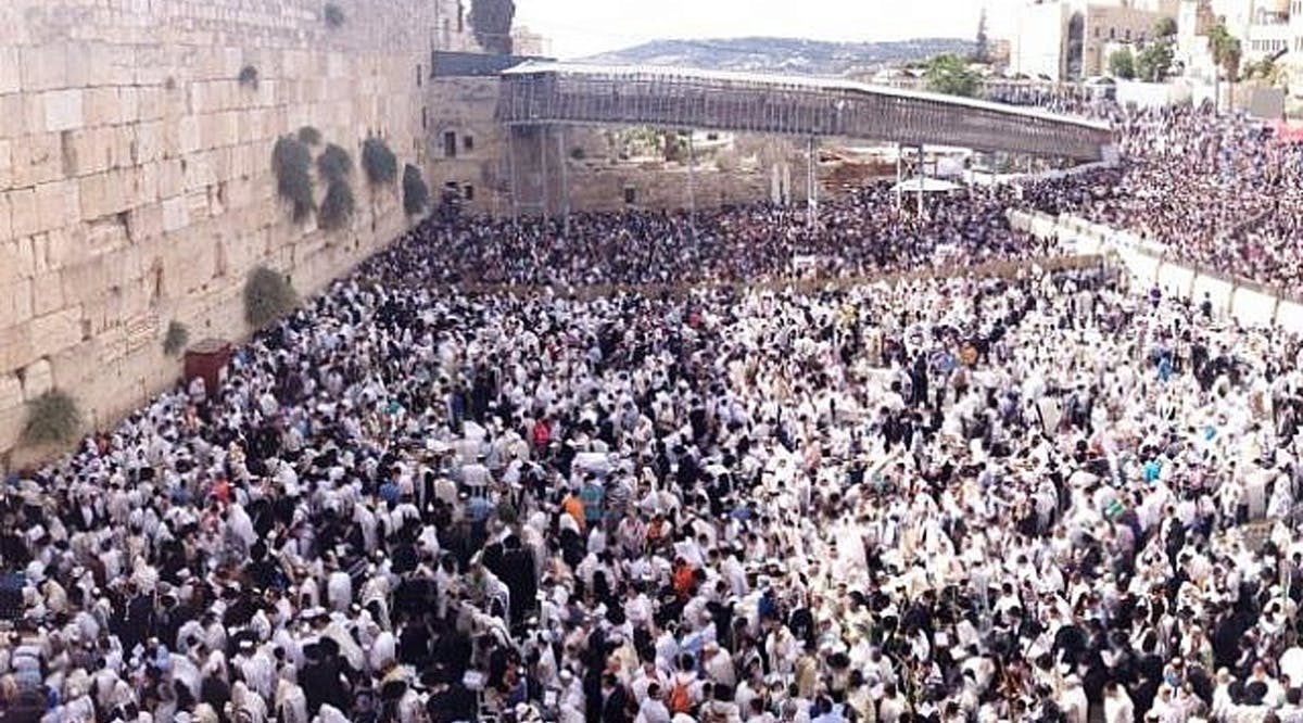 Thousands gather at the Western Well for the annual Sukkot priestly blessing ceremony