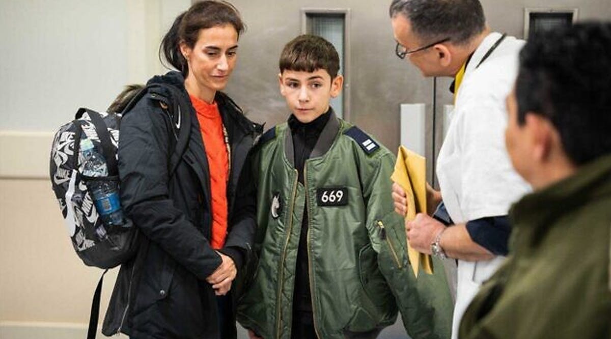 Eitan Yahalomi, 12, with his mother in Ichilov hospital on November 27, 2023 after being released by Hamas in a truce agreement