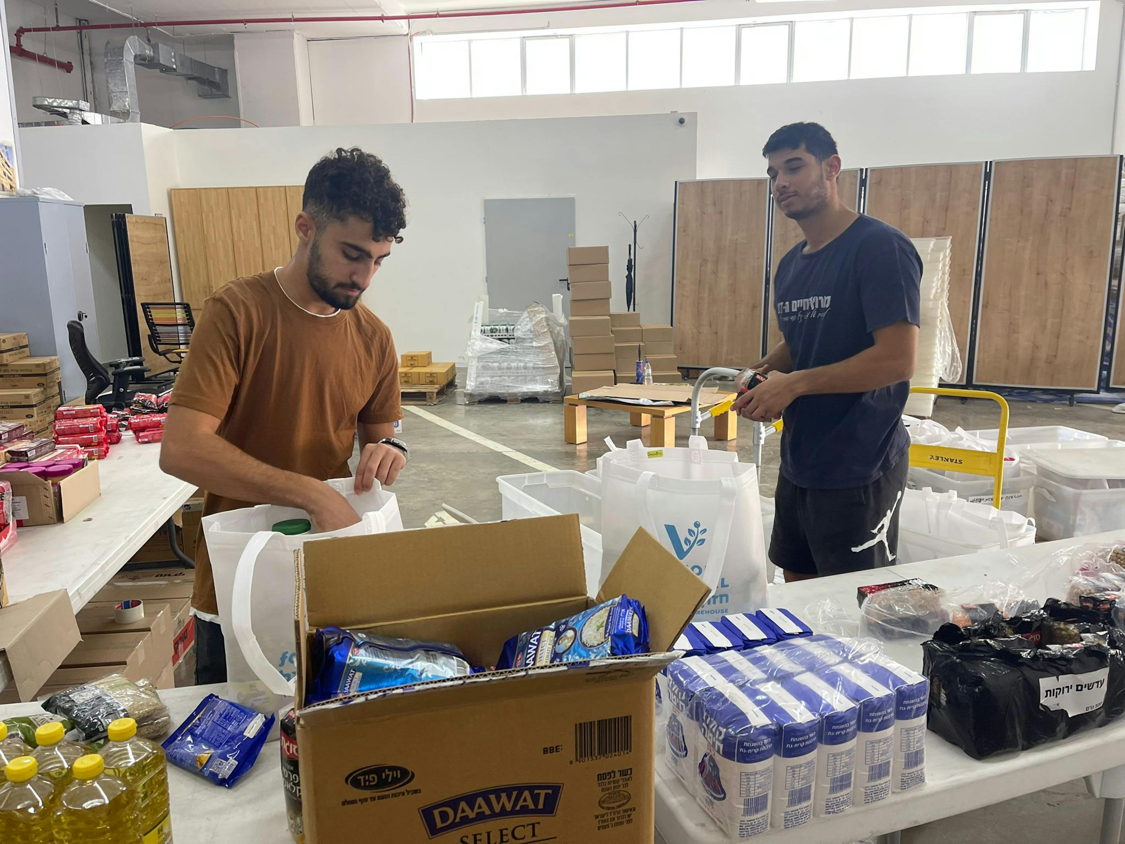 Inpakken van Voedsel en het Sorteren van Kleding 