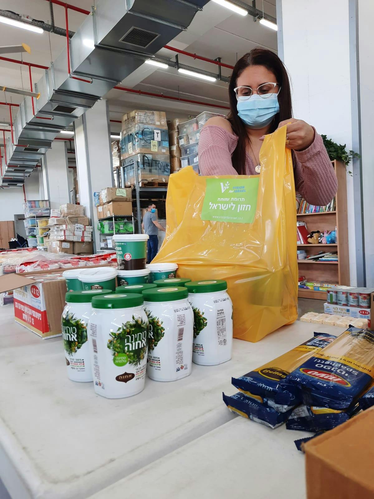 Equipo de VPI Empacando Canastas de Alimentos