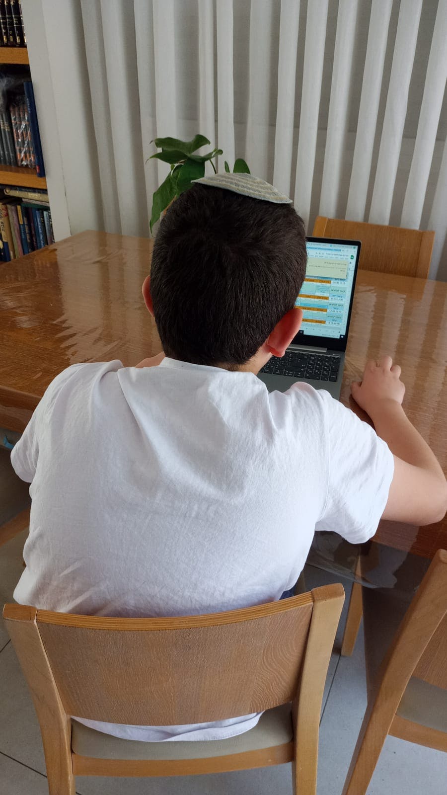 Donación de Computadora Portátil a un Niño de Bar-Mitzvá