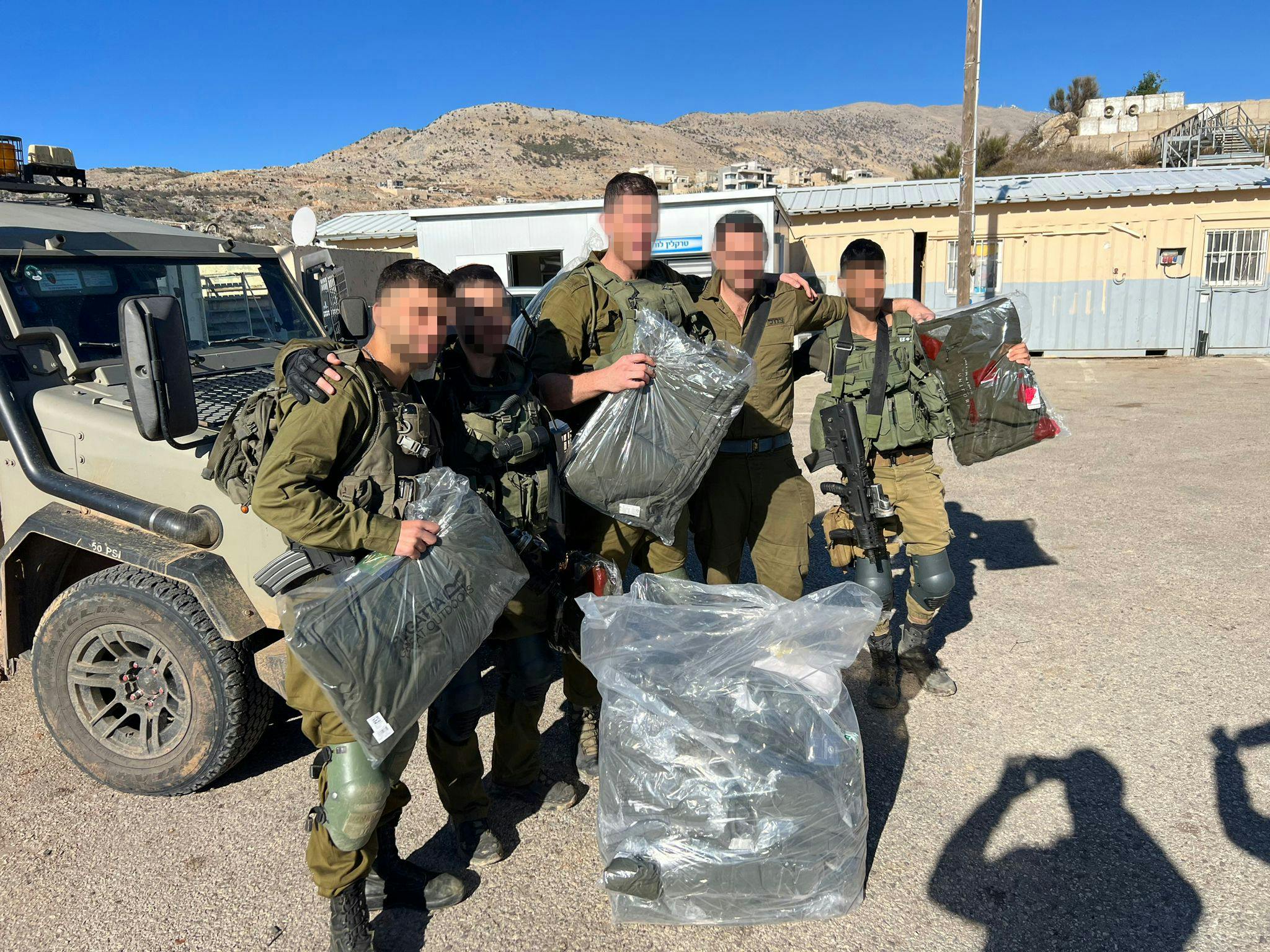 Soldaten Uitrusten Met Jassen