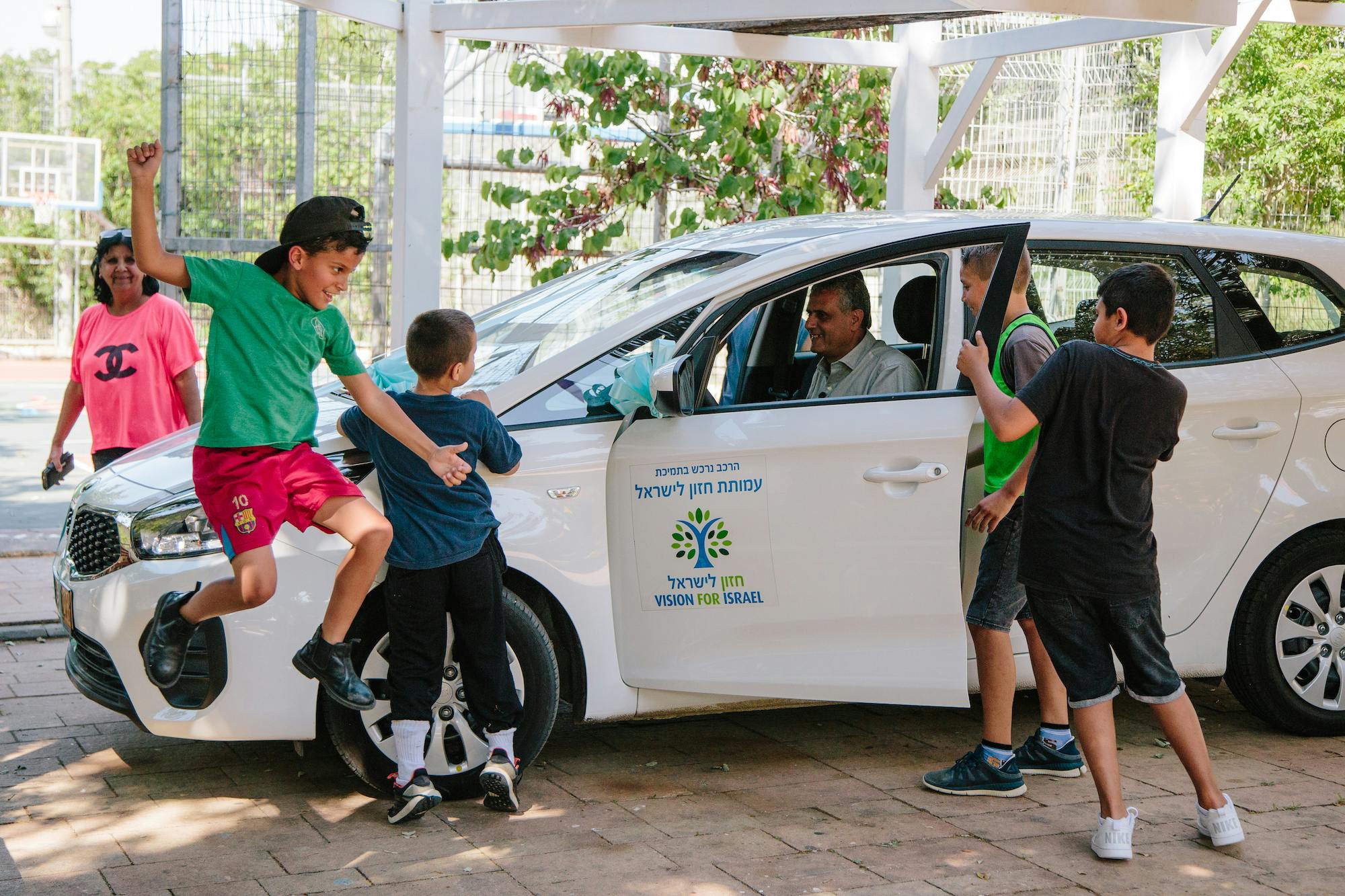 Donación de carro a aldea de niños