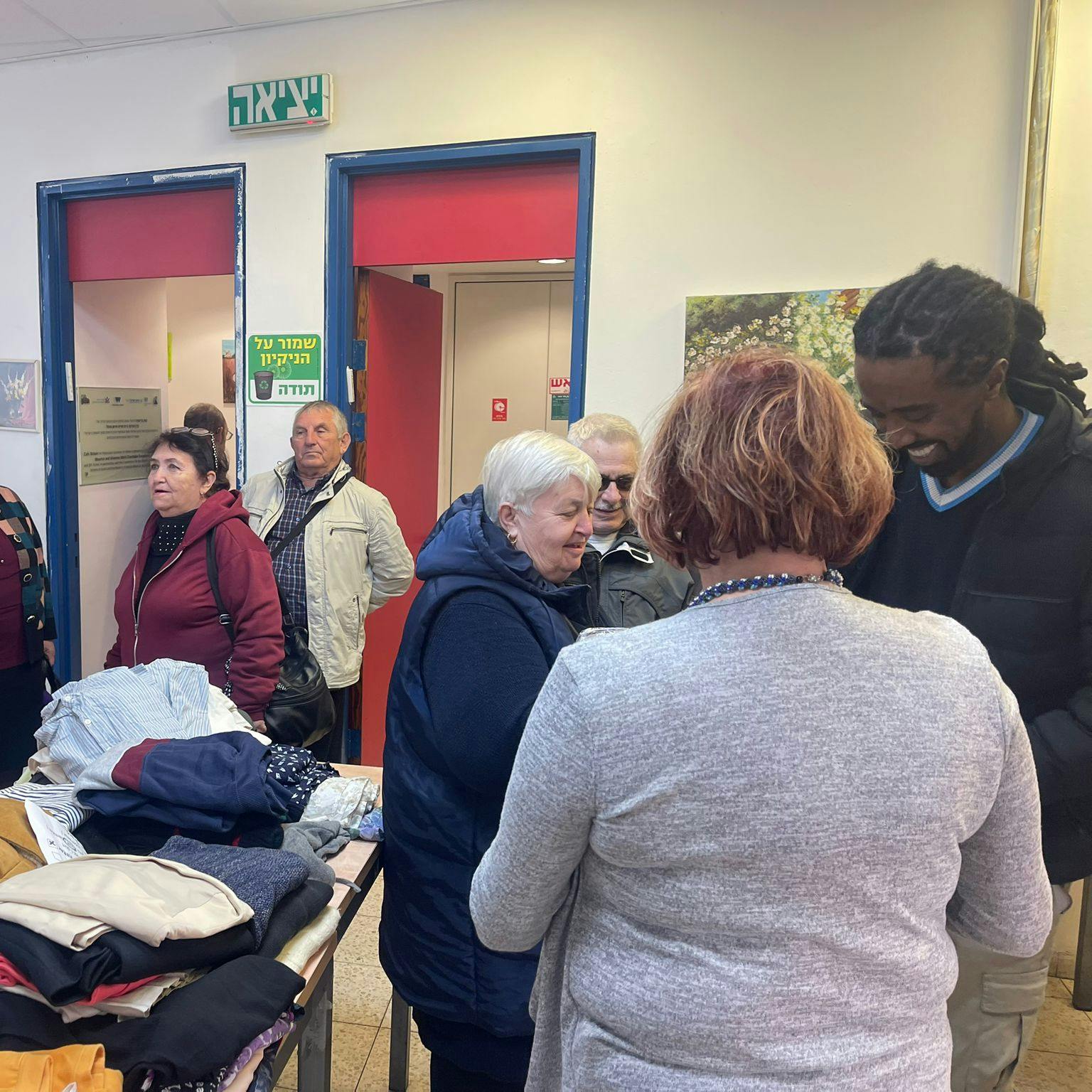 Vistiendo a los Sobrevivientes del Holocausto de Holon: Restaurando la Dignidad