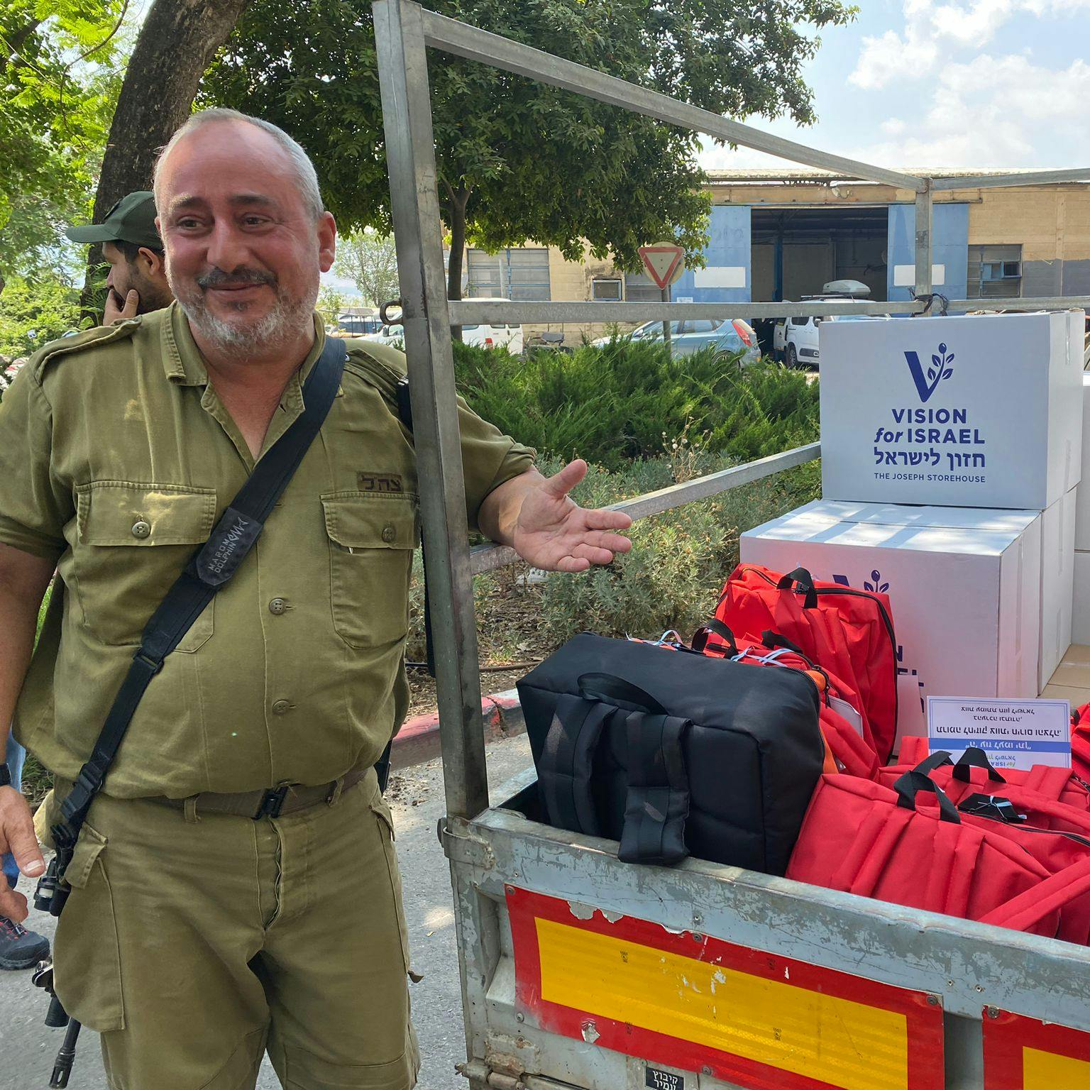 Donatie van nooduitrusting voor hulpverleners in Kibbutz Amir