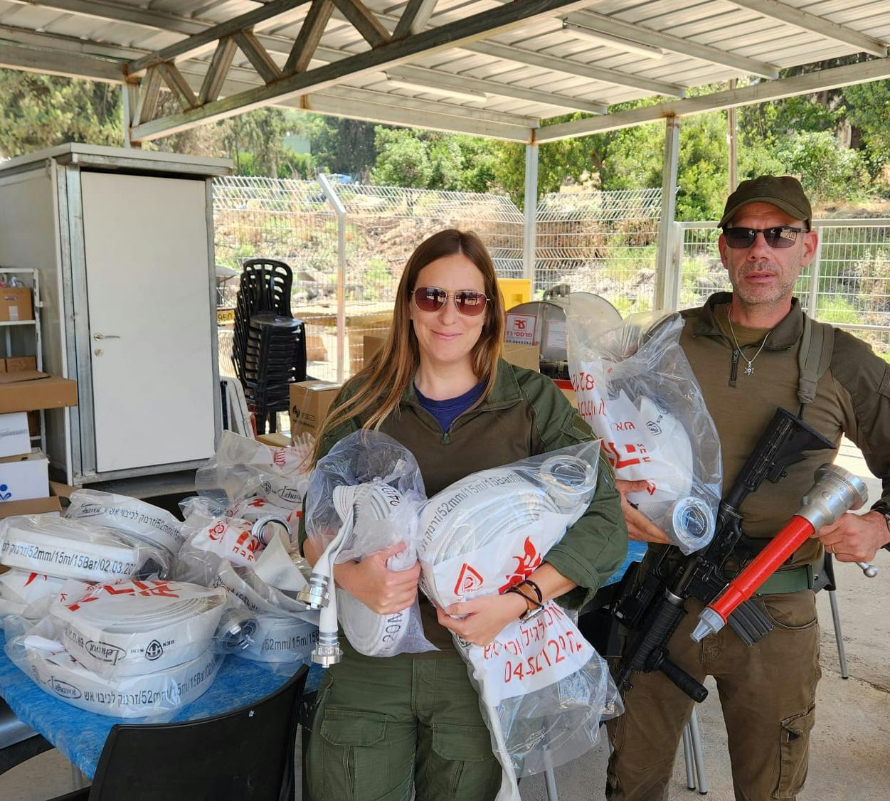 Lieferung von Feuerwehrausrüstung im Kibbutz Gonen