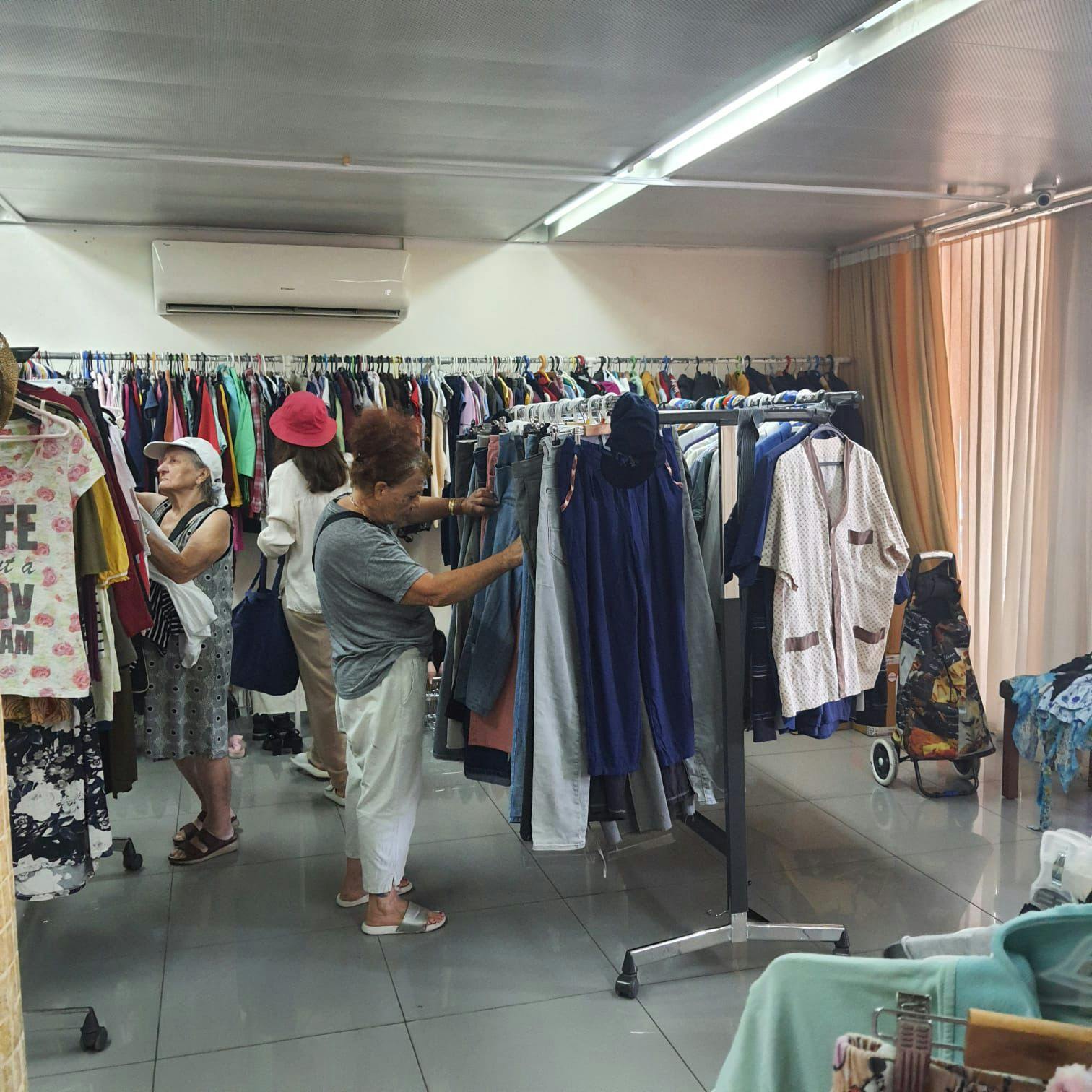 Distribución de Ropa Brinda Alivio a las Familias de Kfar Saba