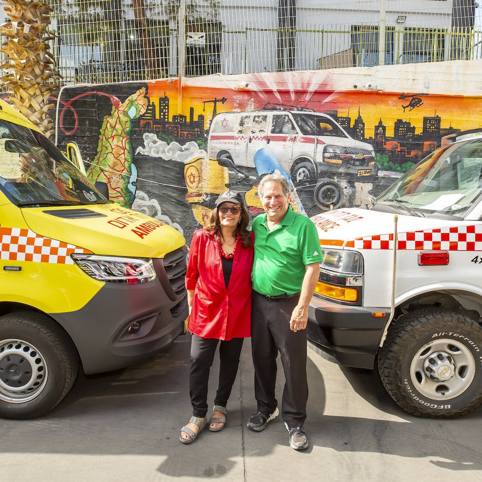 Leben retten: Zwei Krankenwagen für MDA (Magen David Adom: Rotes Kreuz)