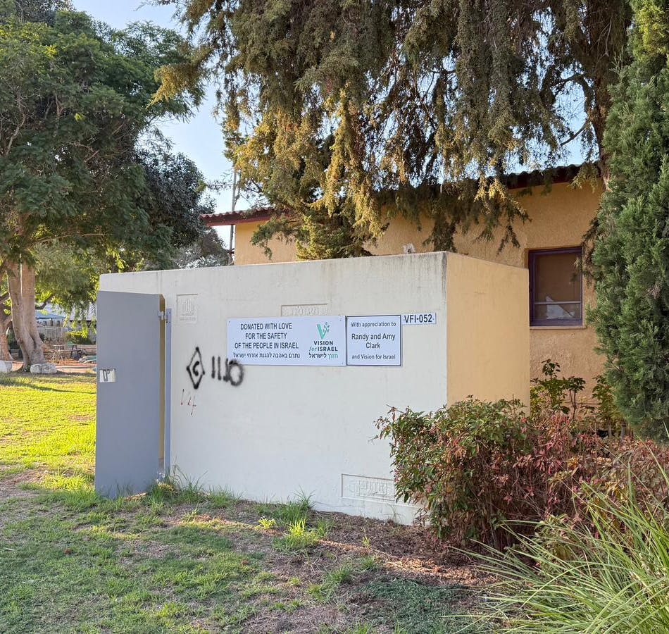 Voorziening van een schuilcabine aan families uit Kfar Aza