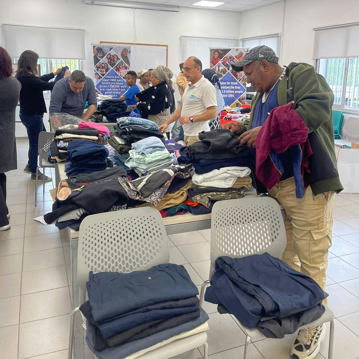 Bazar de Ropa Trae Calidez a Familias Necesitadas