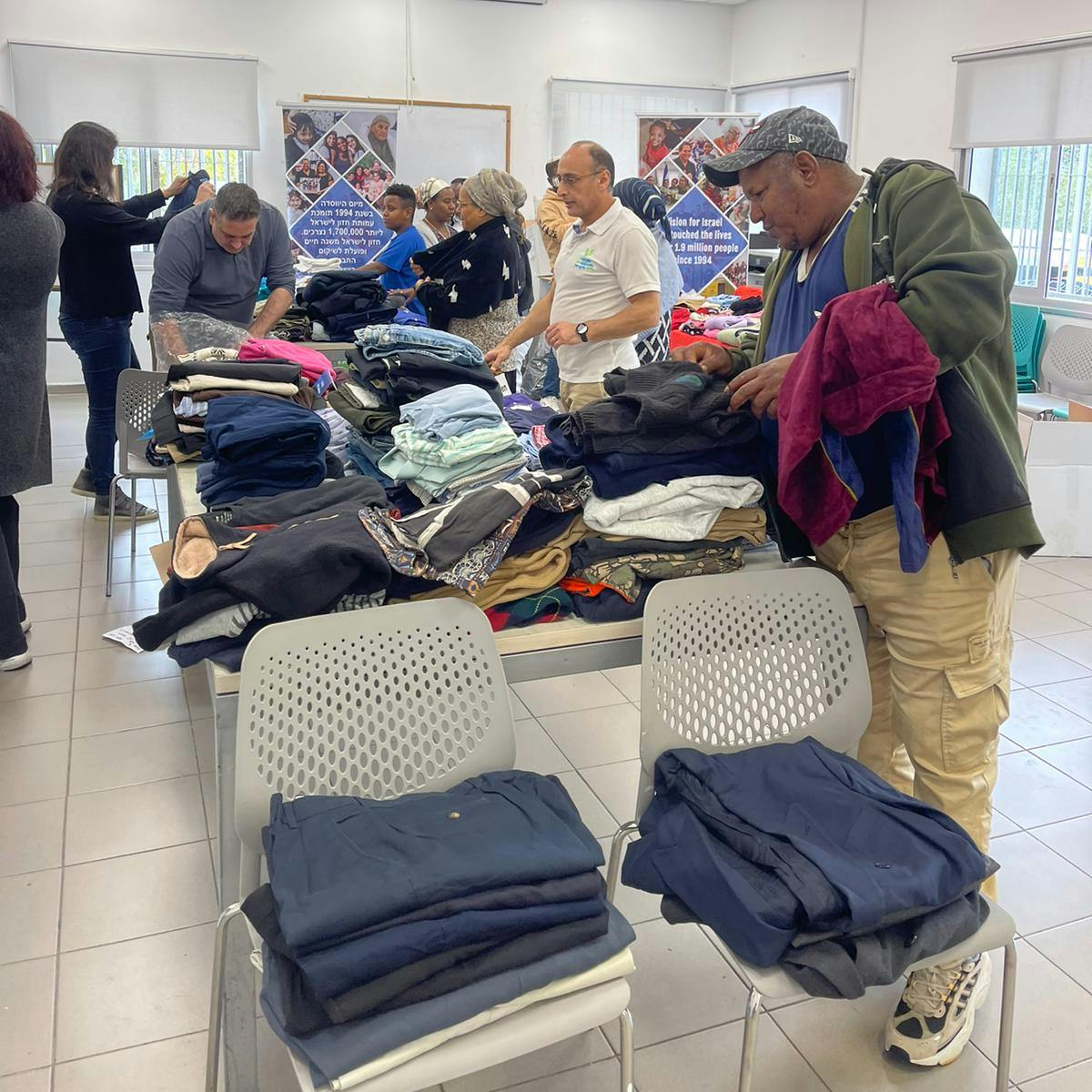 Kledingbazaar brengt warmte aan gezinnen in nood