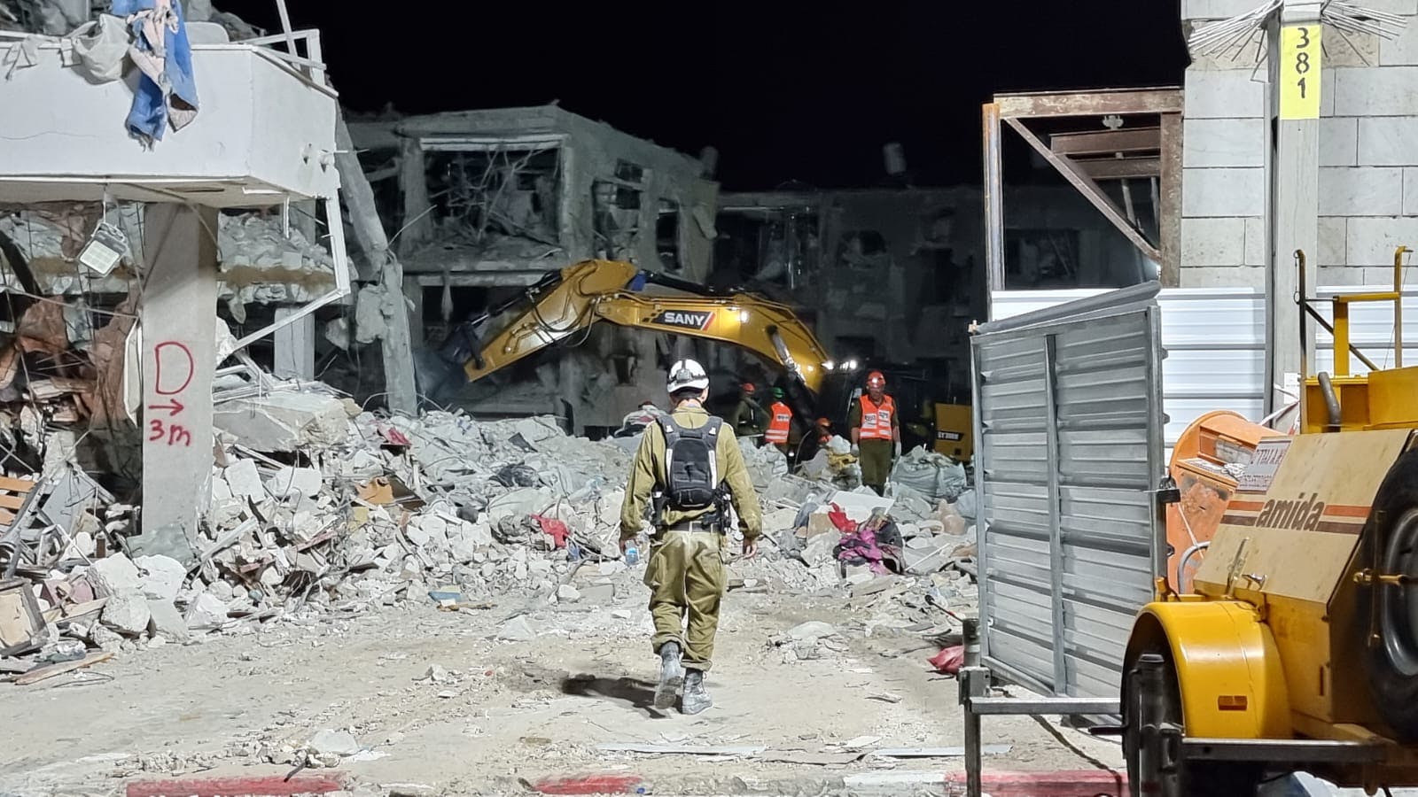 Feeding the Brave: Comforting Soldiers in the Rubble of War