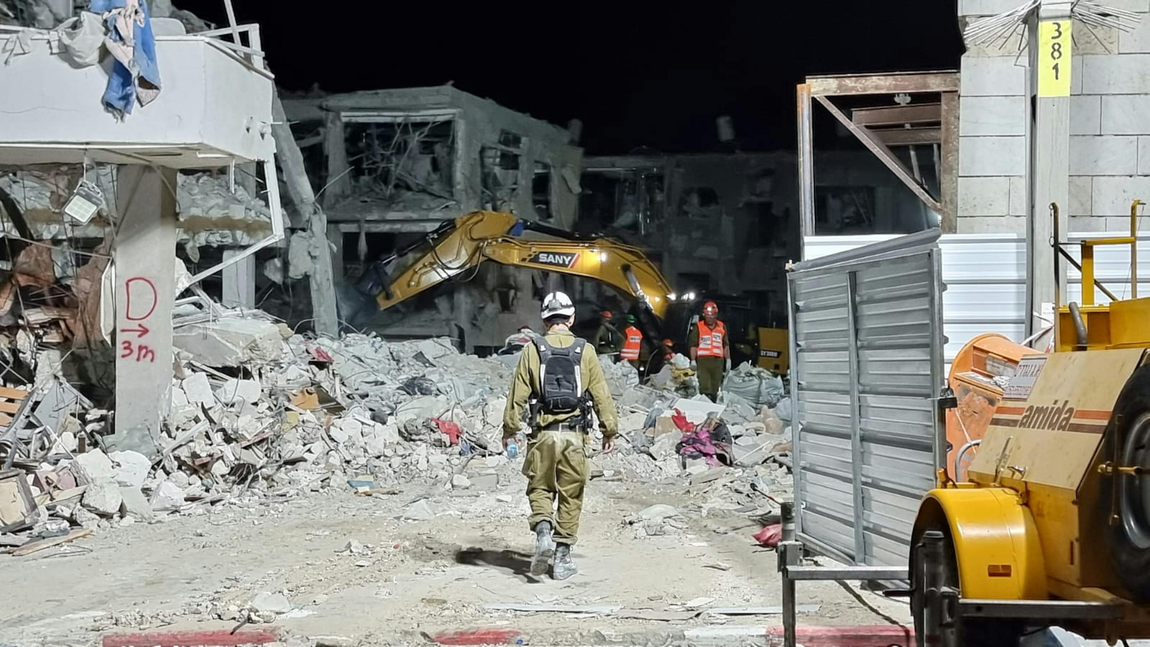 Feeding the Brave: Comforting Soldiers in the Rubble of War