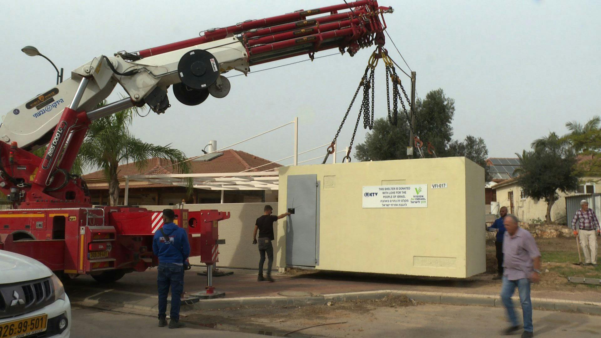 Refugio móvil siendo estacionado en el sur de Israel