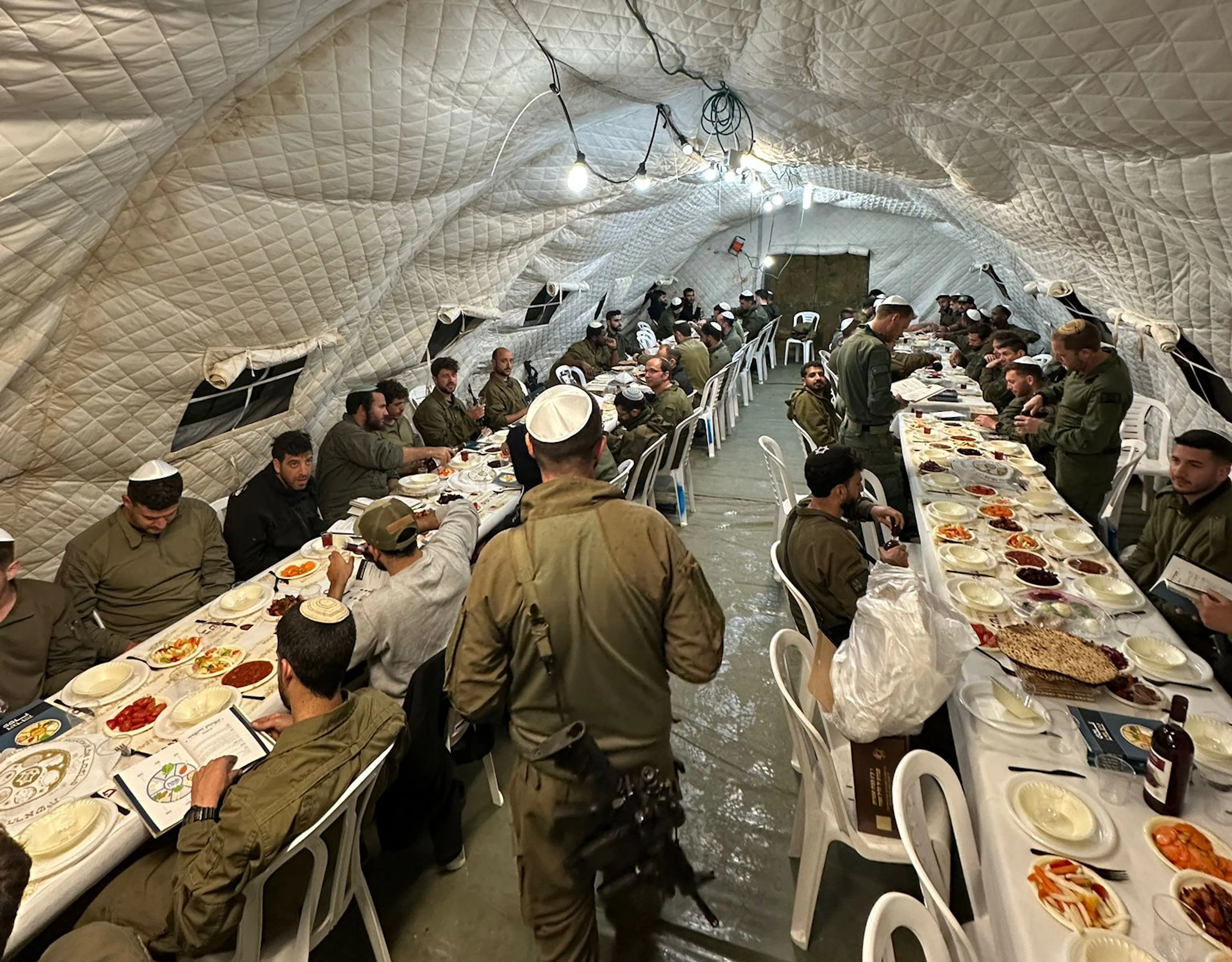 Een Pesach-tafel voor soldaten aan het front