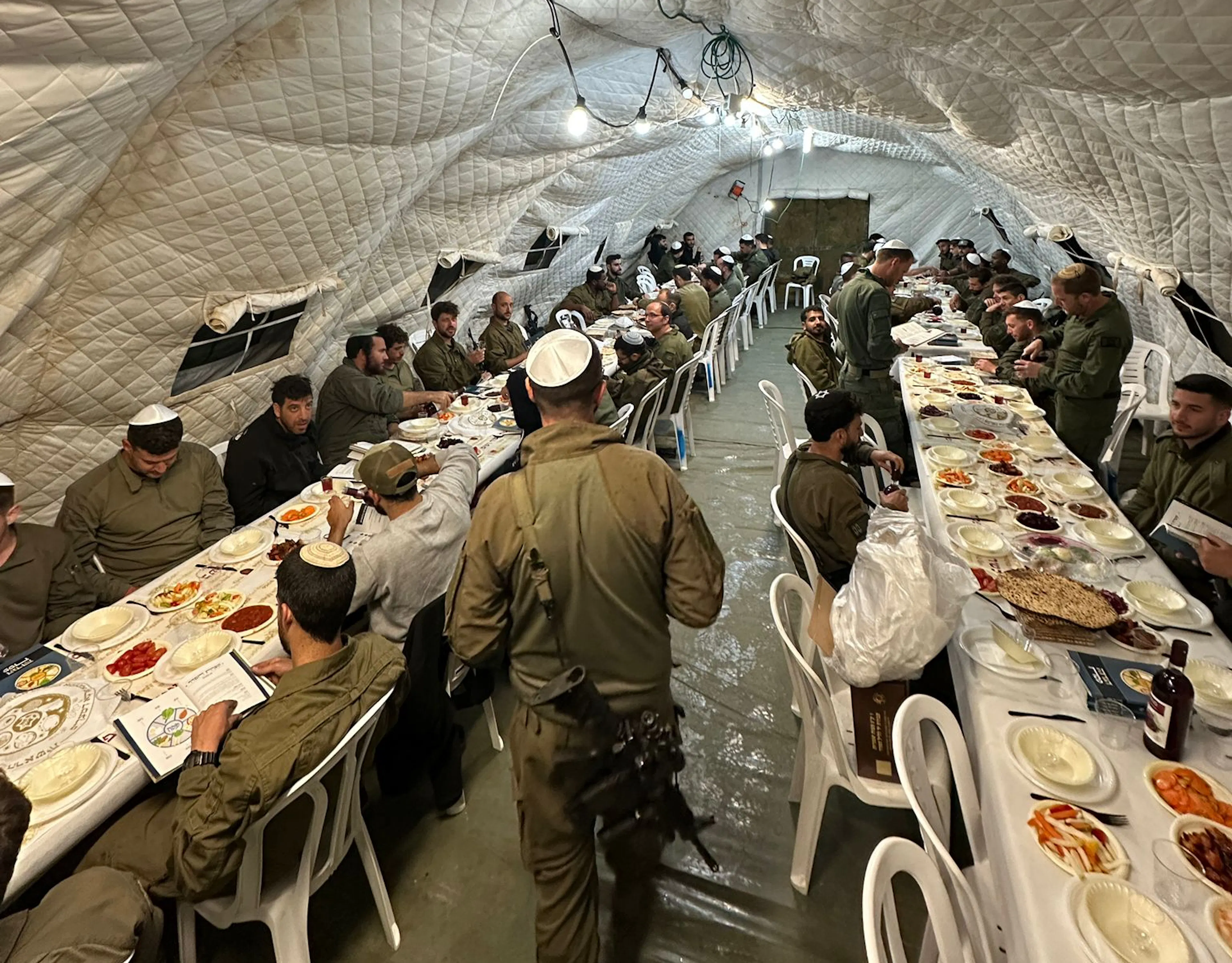  Ein Pessach-Tisch für die Soldaten an der Front