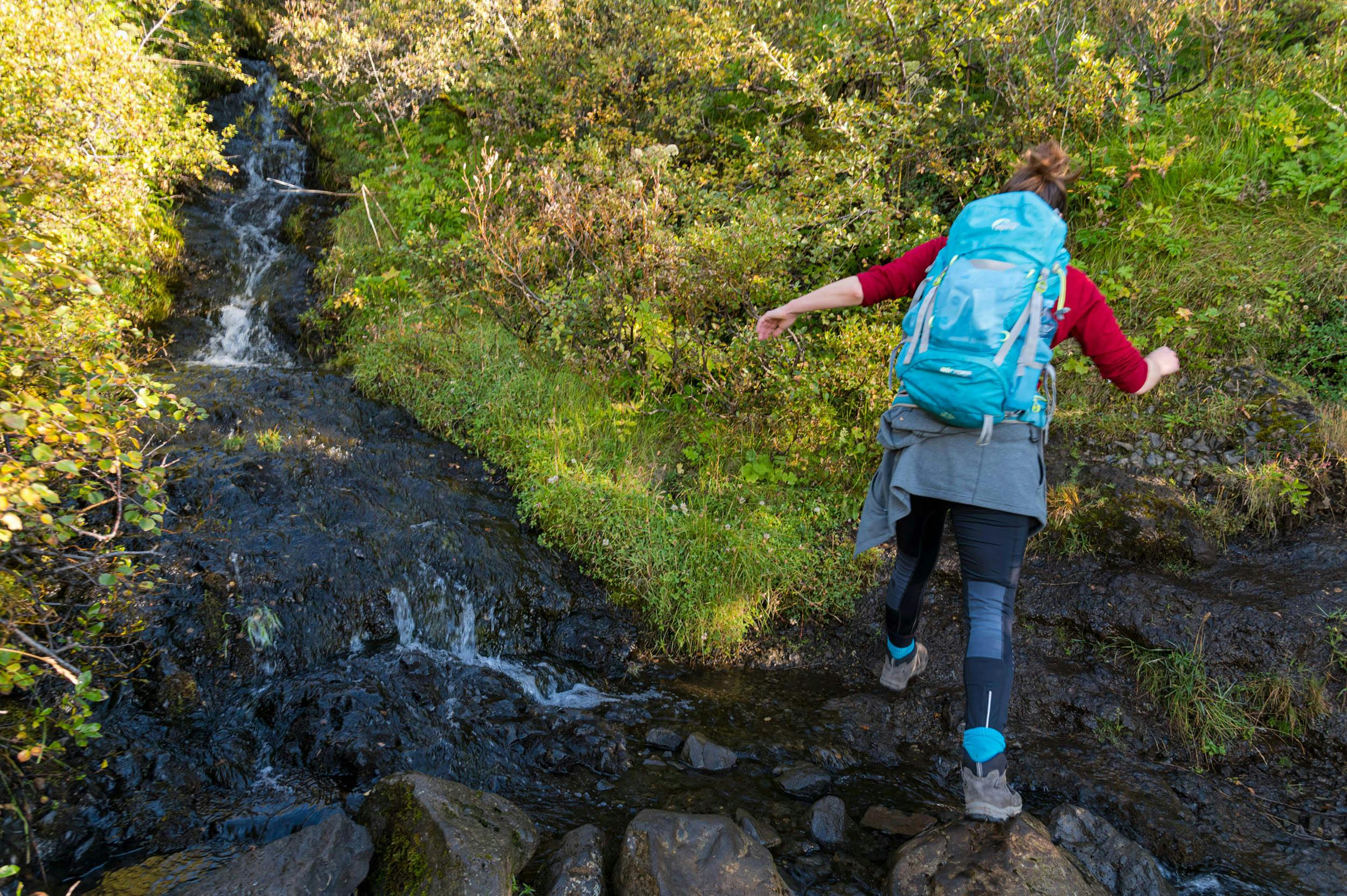 Wanderin, Bachüberquerung, Skaftafell, Island