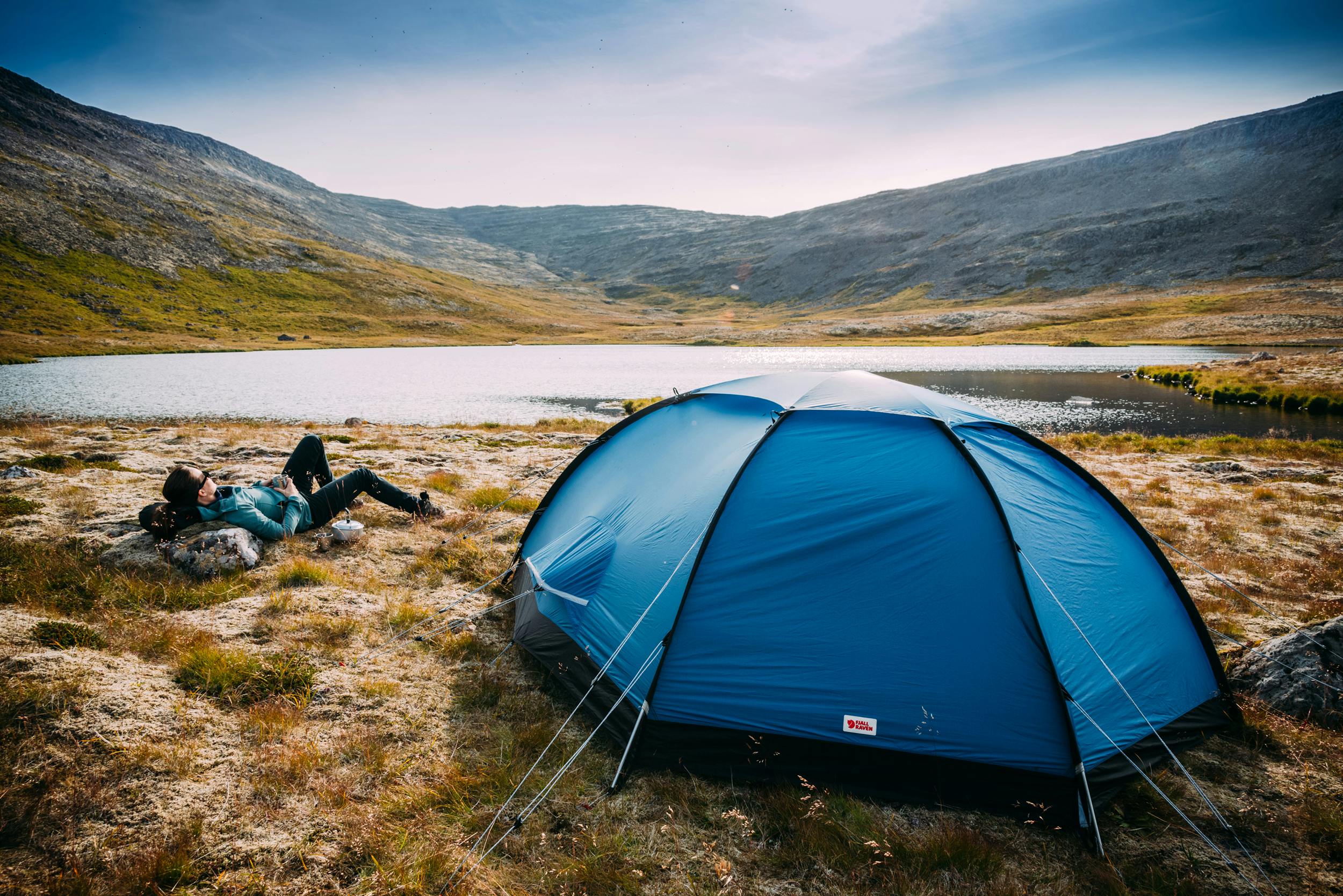 Frau, Zelt, Camping, Westfjorde, See, nahe Dynjandifoss, Gláma, Island